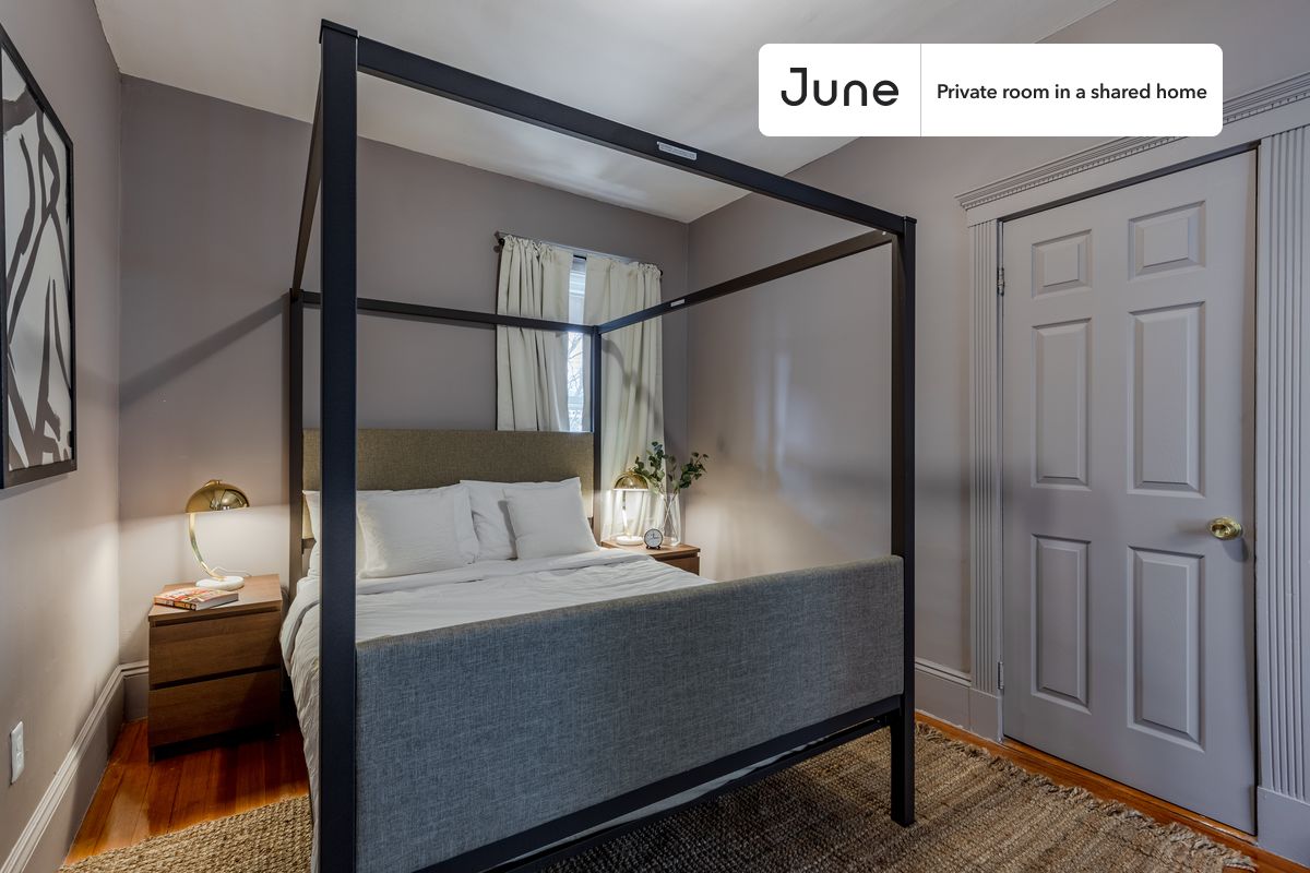 PLEASE NOTE: This is a private room in a shared apartment. You will have your own bedroom and shared common areas (kitchen, bathroom, etc.) with other residents.
Queen bedroom in a 3 bedroom / 1 bathroom apartment!
Check out 3D tour now: https://jnhm.es/Qx
This Queen room in Savin Hill is available on a 12 month lease or a flexible short term (31 to 364 days) lease. You pick your custom start and end date. Monthly rent rate is determined by furnishing preference, move-in date and move-out date. Speak to a June representative for recommendations on the best stay duration for the lowest rate, and learn more about this home on the June website: https://jnhm.es/Jn
Amenities of this home: Dishwasher, Patio, Furnished Common Areas, Wi-Fi - Paid separately (High-Speed), Outdoor space, Guarantors Allowed, 32-inch Flat-Screen TV, Dine in kitchen, Paid parking, Laundry in home (free), Smart lock, Hardwood Flooring, Microwave, Oven, Refrigerator, also, this unit is conveniently located, several local parks, restaurants and bars are just minutes away.
About June Homes: Welcome to the easiest rental experience of your life. Rent furnished or unfurnished apartments on a 12 month lease or a flexible short term (31 to 364 days). As a resident, you’ll have access to 24/7 support and monthly cleanings of the home’s shared spaces. Sign up now to apply online for your next home with June: https://jnhm.es/sign-roomi
Brokers welcome! Contact us for more details.
Interested? Kindly note that the minimum stay duration would be 31 days.
Use this listing ID when speaking to June team: #327 C