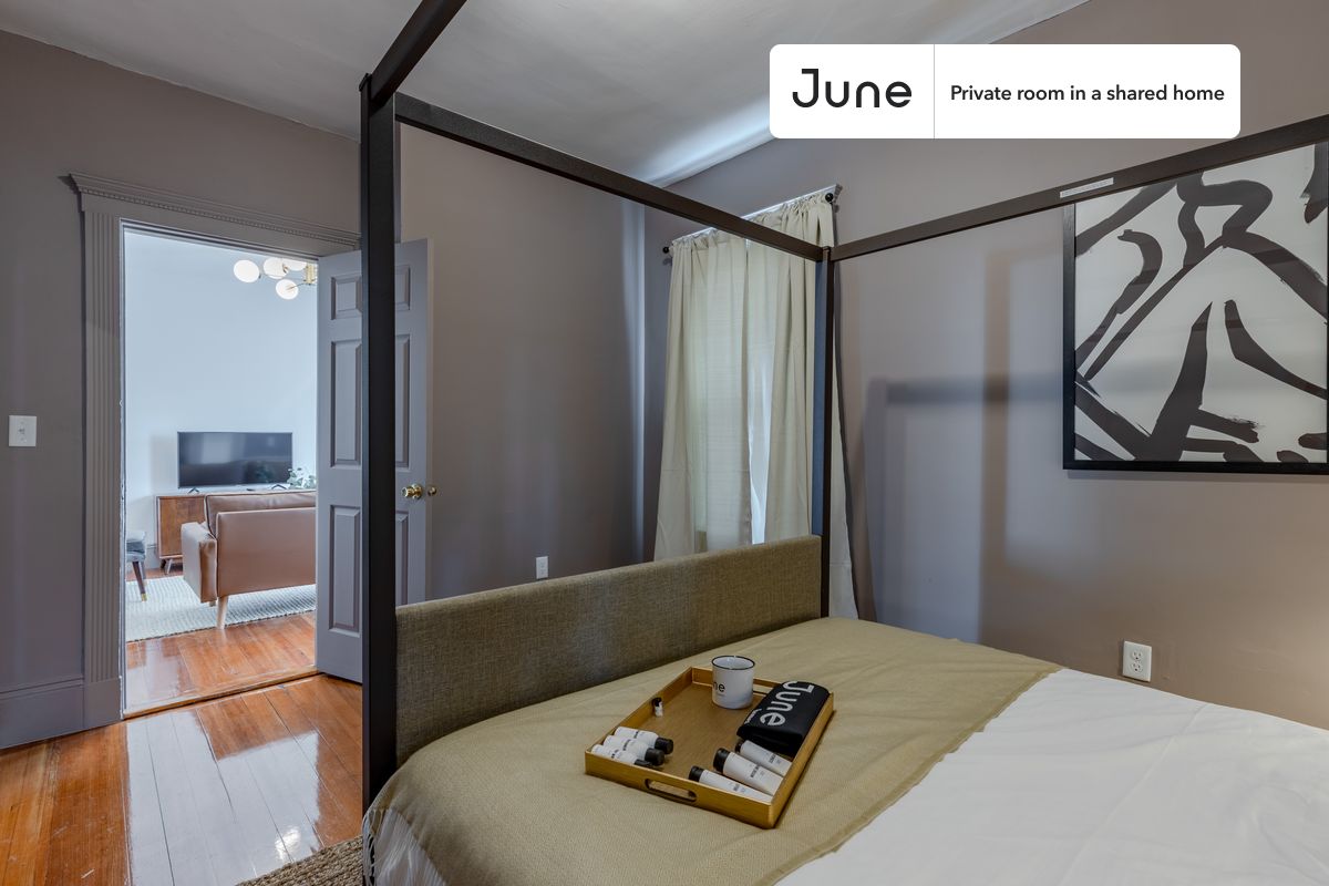 PLEASE NOTE: This is a private room in a shared apartment. You will have your own bedroom and shared common areas (kitchen, bathroom, etc.) with other residents.
Queen bedroom in a 3 bedroom / 1 bathroom apartment!
Check out 3D tour now: https://jnhm.es/Qx
This Queen room in Savin Hill is available on a 12 month lease or a flexible short term (31 to 364 days) lease. You pick your custom start and end date. Monthly rent rate is determined by furnishing preference, move-in date and move-out date. Speak to a June representative for recommendations on the best stay duration for the lowest rate, and learn more about this home on the June website: https://jnhm.es/Jn
Amenities of this home: Dishwasher, Patio, Furnished Common Areas, Wi-Fi - Paid separately (High-Speed), Outdoor space, Guarantors Allowed, 32-inch Flat-Screen TV, Dine in kitchen, Paid parking, Laundry in home (free), Smart lock, Hardwood Flooring, Microwave, Oven, Refrigerator, also, this unit is conveniently located, several local parks, restaurants and bars are just minutes away.
About June Homes: Welcome to the easiest rental experience of your life. Rent furnished or unfurnished apartments on a 12 month lease or a flexible short term (31 to 364 days). As a resident, you’ll have access to 24/7 support and monthly cleanings of the home’s shared spaces. Sign up now to apply online for your next home with June: https://jnhm.es/sign-roomi
Brokers welcome! Contact us for more details.
Interested? Kindly note that the minimum stay duration would be 31 days.
Use this listing ID when speaking to June team: #327 C