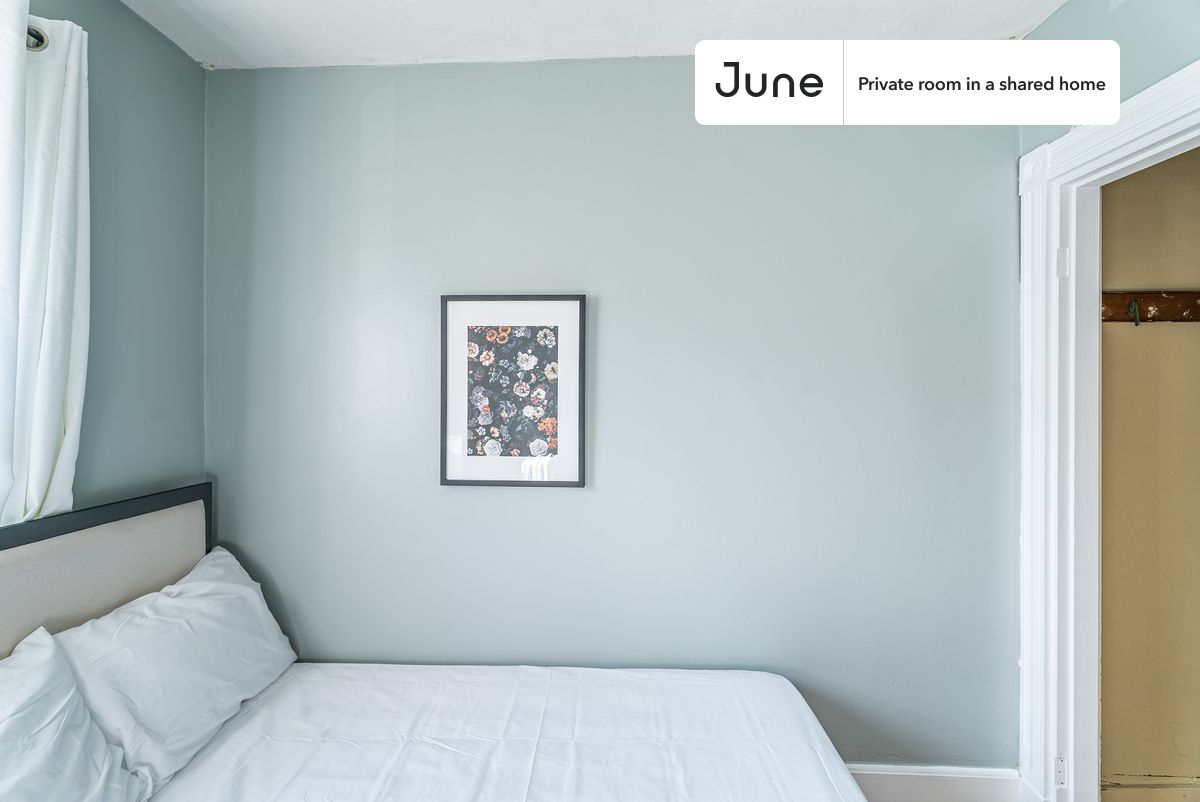 

PLEASE NOTE: This is a private room in a shared apartment. You will have your own bedroom and shared common areas (kitchen, bathroom, etc.) with other residents.

Full bedroom in a 6 bedroom / 2 bathroom apartment!

Check out 3D tour now:  https://jnhm.es/88x

This  Full room in Allston  is available on a 12 month lease or a flexible short term (31 to 364 days) lease. You pick your custom start and end date. Monthly rent rate is determined by furnishing preference, move-in date and move-out date. Speak to a June representative for recommendations on the best stay duration for the lowest rate, and learn more about this home on the June website:  https://jnhm.es/6at

Amenities of this home:   Dishwasher,    Furnished Common Areas,    Wi-Fi - Paid separately (High-Speed),    Guarantors Allowed,       Dining area,       Street parking - City permit required,    Laundry in home (free),    Living area,    Wall-Mounted TV,    Hardwood Flooring,    Microwave,    Oven,    Refrigerator,   also, this unit is conveniently located, several local parks, restaurants and bars are just minutes away.

About June Homes: Welcome to the easiest rental experience of your life. Rent furnished or unfurnished apartments on a 12 month lease or a flexible short term (31 to 364 days). As a resident, you’ll have access to 24/7 support and monthly cleanings of the home’s shared spaces. Sign up now to apply online for your next home with June: https://jnhm.es/sign-roomi

Brokers welcome! Contact us for more details.

Interested? Kindly note that the minimum stay duration would be 31 days. 

Use this listing ID when speaking to June team:  #1284 A
