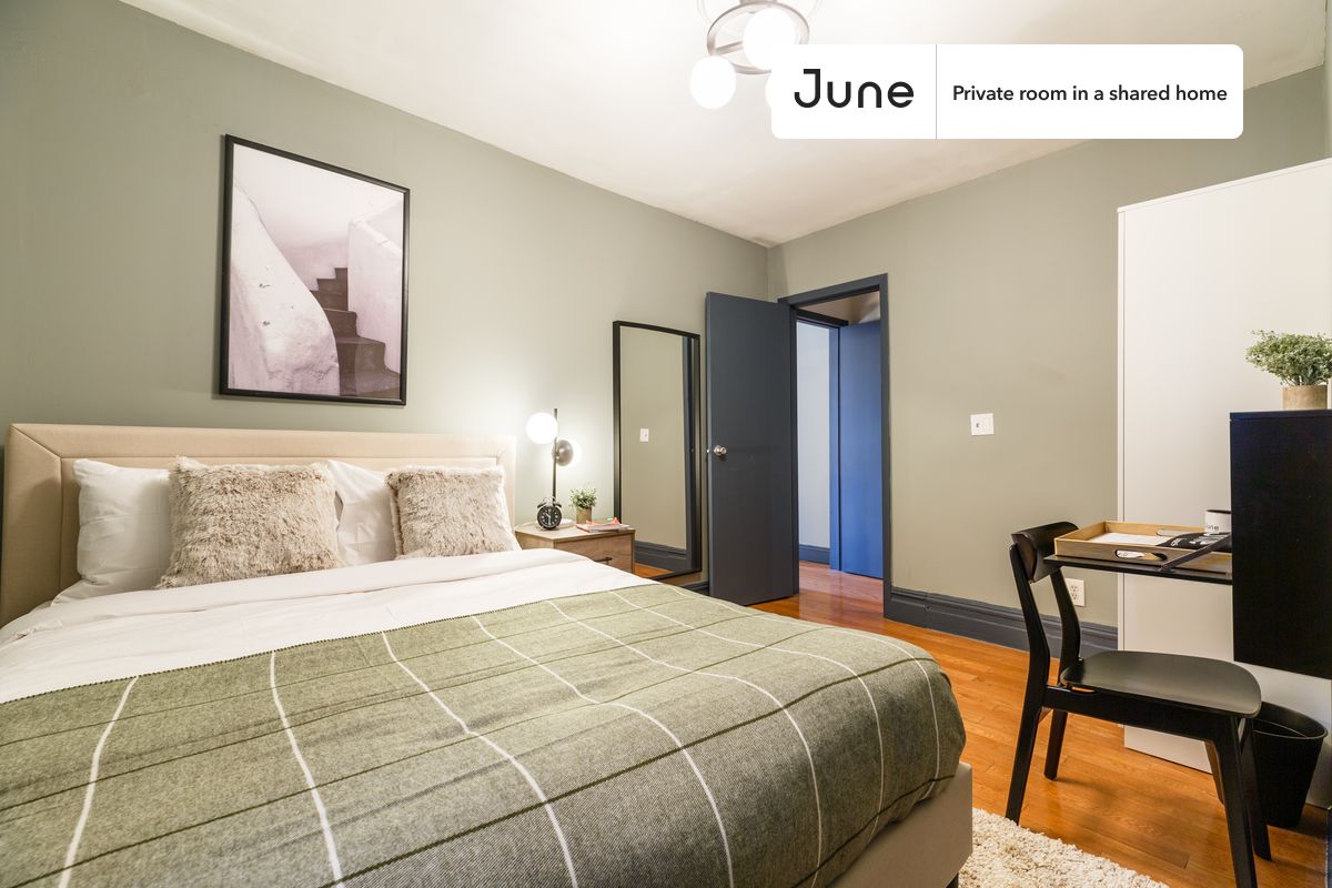 

PLEASE NOTE: This is a private room in a shared apartment. You will have your own bedroom and shared common areas (kitchen, bathroom, etc.) with other residents.

Queen bedroom in a 4 bedroom / 1 bathroom apartment!

Check out 3D tour now:  https://jnhm.es/Q8

This  Queen room in Chelsea  is available on a 12 month lease or a flexible short term (31 to 364 days) lease. You pick your custom start and end date. Monthly rent rate is determined by furnishing preference, move-in date and move-out date. Speak to a June representative for recommendations on the best stay duration for the lowest rate, and learn more about this home on the June website:  https://jnhm.es/Fy

Amenities of this home:   Dishwasher,    Furnished Common Areas,    Wi-Fi - Paid separately (High-Speed),    Guarantors Allowed,       32-inch Flat-Screen TV,    Dining area,    Dine in kitchen,       Smart lock,    Hardwood Flooring,    Microwave,    Oven,    Refrigerator,   also, this unit is conveniently located, several local parks, restaurants and bars are just minutes away.

About June Homes: Welcome to the easiest rental experience of your life. Rent furnished or unfurnished apartments on a 12 month lease or a flexible short term (31 to 364 days). As a resident, you’ll have access to 24/7 support and monthly cleanings of the home’s shared spaces. Sign up now to apply online for your next home with June: https://jnhm.es/sign-roomi

Brokers welcome! Contact us for more details.

Interested? Use this listing ID when speaking to June team:  #258 C