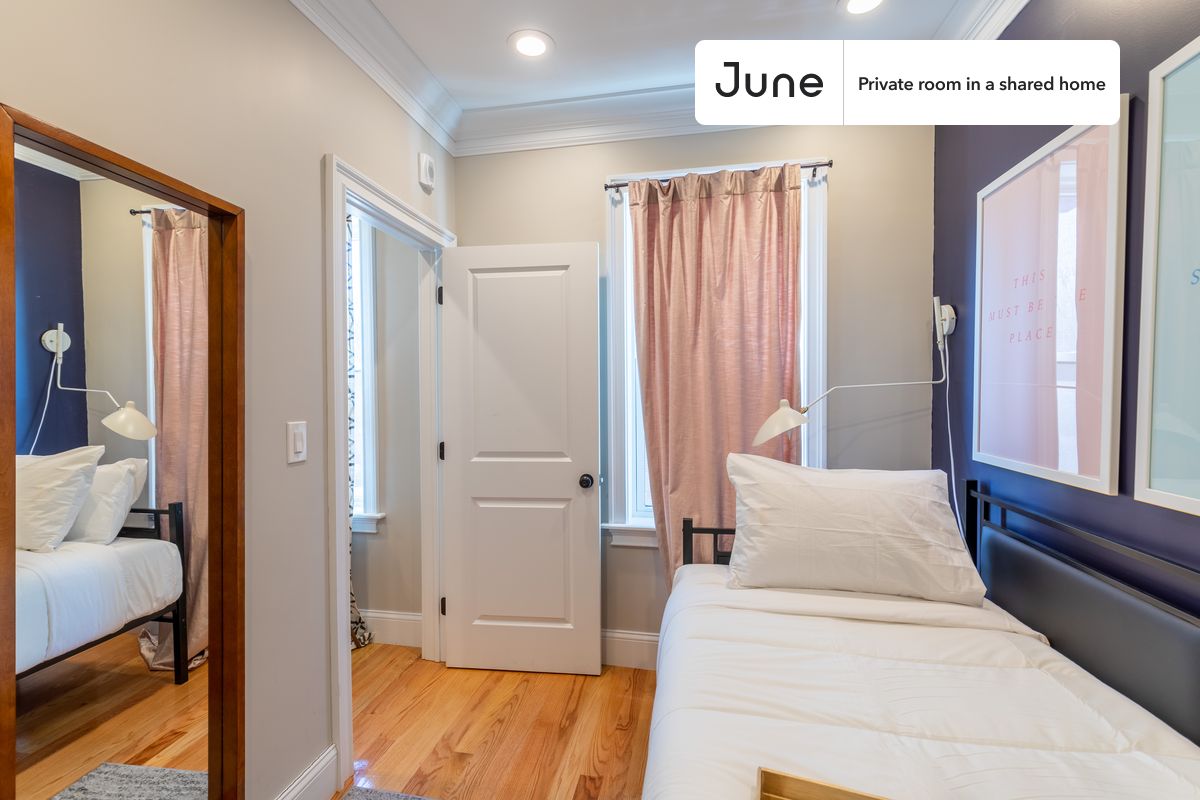 

PLEASE NOTE: This is a private room in a shared apartment. You will have your own bedroom and shared common areas (kitchen, bathroom, etc.) with other residents.

Twin bedroom in a 3 bedroom / 1 bathroom apartment!

Check out 3D tour now:  https://jnhm.es/RB

This  Twin room in North End  is available on a 12 month lease or a flexible short term (31 to 364 days) lease. You pick your custom start and end date. Monthly rent rate is determined by furnishing preference, move-in date and move-out date. Speak to a June representative for recommendations on the best stay duration for the lowest rate, and learn more about this home on the June website:  https://jnhm.es/Gr

Amenities of this home:   Dishwasher,    Furnished Common Areas,    Wi-Fi - Paid separately (High-Speed),    Guarantors Allowed,       32-inch Flat-Screen TV,    Dining area,    Street parking - City permit required,       Smart lock,    Hardwood Flooring,    Microwave,    Oven,    Refrigerator,    Air Conditioning | HVAC,   also, this unit is conveniently located, several local parks, restaurants and bars are just minutes away.

About June Homes: Welcome to the easiest rental experience of your life. Rent furnished or unfurnished apartments on a 12 month lease or a flexible short term (31 to 364 days). As a resident, you’ll have access to 24/7 support and monthly cleanings of the home’s shared spaces. Sign up now to apply online for your next home with June: https://jnhm.es/sign-roomi

Brokers welcome! Contact us for more details.

Interested? Kindly note that the minimum stay duration would be 31 days. 

Use this listing ID when speaking to June team:  #276 C