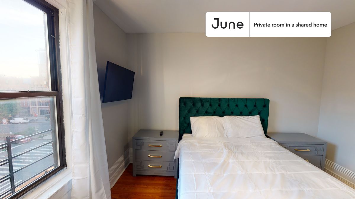 Full bedroom in a 4 bedroom / 1 bathroom apartment!
Check out 3D tour now: https://jnhm.es/88a
This Full room in Central Harlem is available on a flexible 1-18 month lease. Monthly rent rate is determined by furnishing preference, move-in date and move-out date. Speak to a June representative for recommendations on the best stay duration for the lowest rate, and learn more about this home on the June website: https://jnhm.es/6hv
Amenities of this home: Furnished Common Areas, Wi-Fi - Paid separately (High-Speed), Guarantors Allowed, Street parking, Hardwood Flooring, Microwave, Oven, Refrigerator, also, this unit is conveniently located, several local parks, restaurants and bars are just minutes away.
About June Homes: Welcome to the easiest rental experience of your life. Rent furnished or unfurnished apartments for 1 - 18 months, bypass hidden costs and broker fees and enjoy an easy move-in. As a resident, you’ll have access to 24/7 support and monthly cleanings of the home’s shared spaces. Sign up now to apply online for your next home with June: https://jnhm.es/sign-roomi
Interested? Use this listing ID when speaking to June team: #1428 B
