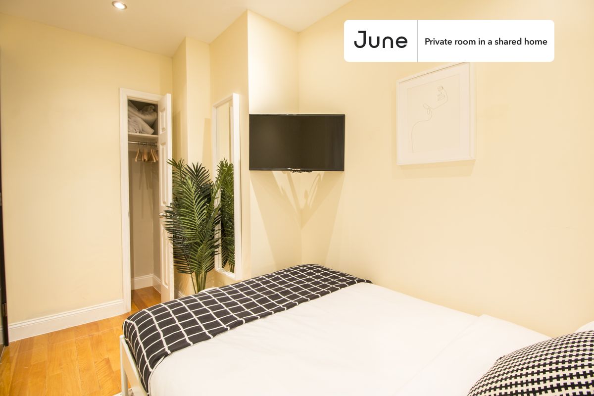 PLEASE NOTE: This is a private room in a shared apartment. You will have your own bedroom and shared common areas (kitchen, bathroom, etc.) with other residents.
Full bedroom in a 5 bedroom / 2 bathroom apartment!
Check out 3D tour now: https://jnhm.es/5I
This Full room in Upper West Side is available on a 12 month lease or a flexible short term (31 to 364 days) lease. You pick your custom start and end date. Monthly rent rate is determined by furnishing preference, move-in date and move-out date. Speak to a June representative for recommendations on the best stay duration for the lowest rate, and learn more about this home on the June website: https://jnhm.es/LA
Amenities of this home: Dishwasher, Furnished Common Areas, Wi-Fi - Paid separately (High-Speed), Elevator, Guarantors Allowed, Dining area, Laundry in home (free), Smart lock, Courtyard, Wall-Mounted TV, Hardwood Flooring, Microwave, Oven, Refrigerator, also, this unit is conveniently located, several local parks, restaurants and bars are just minutes away.
About June Homes: Welcome to the easiest rental experience of your life. Rent furnished or unfurnished apartments on a 12 month lease or a flexible short term (31 to 364 days). As a resident, you’ll have access to 24/7 support and monthly cleanings of the home’s shared spaces. Sign up now to apply online for your next home with June: https://jnhm.es/sign-roomi
Brokers welcome! Contact us for more details.
Interested? Use this listing ID when speaking to June team: #366 E