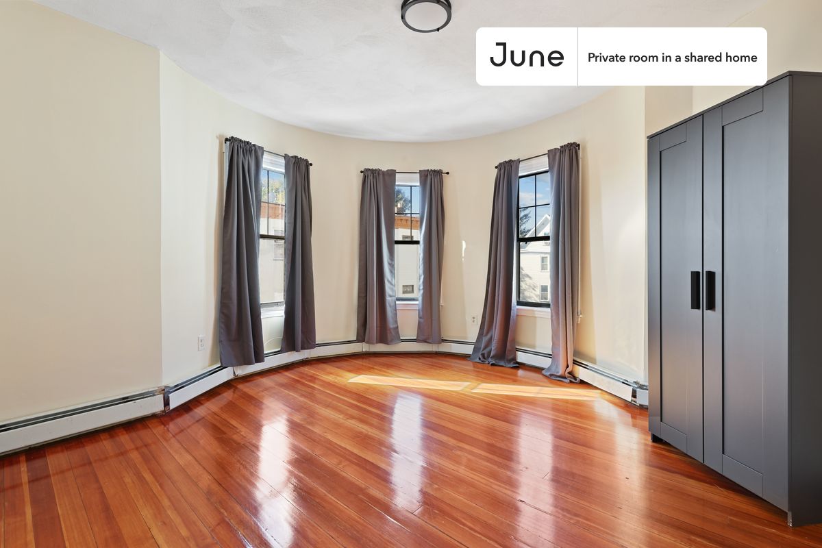 PLEASE NOTE: This is a private room in a shared apartment. You will have your own bedroom and shared common areas (kitchen, bathroom, etc.) with other residents.
Queen bedroom in a 4 bedroom / 1 bathroom apartment!
Check out 3D tour now: https://jnhm.es/VK
This Queen room in Dorchester - Fields Corner West is available on a 12 month lease or a flexible short term (31 to 364 days) lease. You pick your custom start and end date. Monthly rent rate is determined by furnishing preference, move-in date and move-out date. Speak to a June representative for recommendations on the best stay duration for the lowest rate, and learn more about this home on the June website: https://jnhm.es/5Iy
Amenities of this home: Furnished Common Areas, Wi-Fi - Paid separately (High-Speed), Guarantors Allowed, 32-inch Flat-Screen TV, Street parking - City permit required, Back porch, Balcony, Hardwood Flooring, Microwave, Oven, Refrigerator, also, this unit is conveniently located, several local parks, restaurants and bars are just minutes away.
About June Homes: Welcome to the easiest rental experience of your life. Rent furnished or unfurnished apartments on a 12 month lease or a flexible short term (31 to 364 days). As a resident, you’ll have access to 24/7 support and monthly cleanings of the home’s shared spaces. Sign up now to apply online for your next home with June: https://jnhm.es/sign-roomi
Brokers welcome! Contact us for more details.
Interested? Kindly note that the minimum stay duration would be 31 days.
Use this listing ID when speaking to June team: #723 D