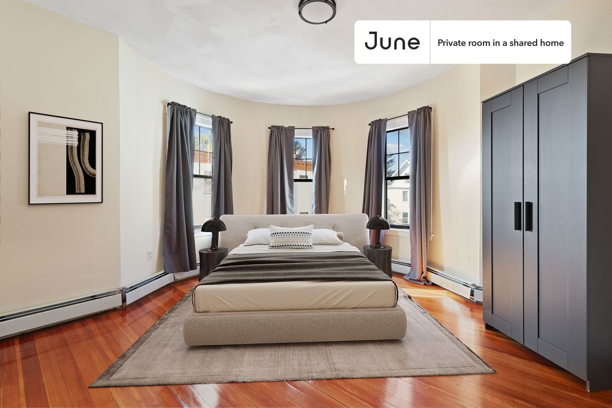 PLEASE NOTE: This is a private room in a shared apartment. You will have your own bedroom and shared common areas (kitchen, bathroom, etc.) with other residents.
Queen bedroom in a 4 bedroom / 1 bathroom apartment!
Check out 3D tour now: https://jnhm.es/VK
This Queen room in Dorchester - Fields Corner West is available on a 12 month lease or a flexible short term (31 to 364 days) lease. You pick your custom start and end date. Monthly rent rate is determined by furnishing preference, move-in date and move-out date. Speak to a June representative for recommendations on the best stay duration for the lowest rate, and learn more about this home on the June website: https://jnhm.es/5Iy
Amenities of this home: Furnished Common Areas, Wi-Fi - Paid separately (High-Speed), Guarantors Allowed, 32-inch Flat-Screen TV, Street parking - City permit required, Back porch, Balcony, Hardwood Flooring, Microwave, Oven, Refrigerator, also, this unit is conveniently located, several local parks, restaurants and bars are just minutes away.
About June Homes: Welcome to the easiest rental experience of your life. Rent furnished or unfurnished apartments on a 12 month lease or a flexible short term (31 to 364 days). As a resident, you’ll have access to 24/7 support and monthly cleanings of the home’s shared spaces. Sign up now to apply online for your next home with June: https://jnhm.es/sign-roomi
Brokers welcome! Contact us for more details.
Interested? Kindly note that the minimum stay duration would be 31 days.
Use this listing ID when speaking to June team: #723 D