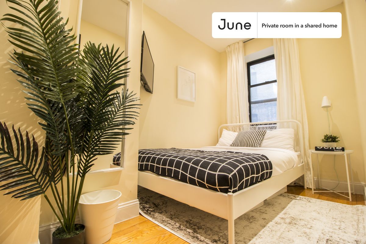 PLEASE NOTE: This is a private room in a shared apartment. You will have your own bedroom and shared common areas (kitchen, bathroom, etc.) with other residents.
Full bedroom in a 5 bedroom / 2 bathroom apartment!
Check out 3D tour now: https://jnhm.es/5I
This Full room in Upper West Side is available on a 12 month lease or a flexible short term (31 to 364 days) lease. You pick your custom start and end date. Monthly rent rate is determined by furnishing preference, move-in date and move-out date. Speak to a June representative for recommendations on the best stay duration for the lowest rate, and learn more about this home on the June website: https://jnhm.es/LA
Amenities of this home: Dishwasher, Furnished Common Areas, Wi-Fi - Paid separately (High-Speed), Elevator, Guarantors Allowed, Dining area, Laundry in home (free), Smart lock, Courtyard, Wall-Mounted TV, Hardwood Flooring, Microwave, Oven, Refrigerator, also, this unit is conveniently located, several local parks, restaurants and bars are just minutes away.
About June Homes: Welcome to the easiest rental experience of your life. Rent furnished or unfurnished apartments on a 12 month lease or a flexible short term (31 to 364 days). As a resident, you’ll have access to 24/7 support and monthly cleanings of the home’s shared spaces. Sign up now to apply online for your next home with June: https://jnhm.es/sign-roomi
Brokers welcome! Contact us for more details.
Interested? Use this listing ID when speaking to June team: #366 E