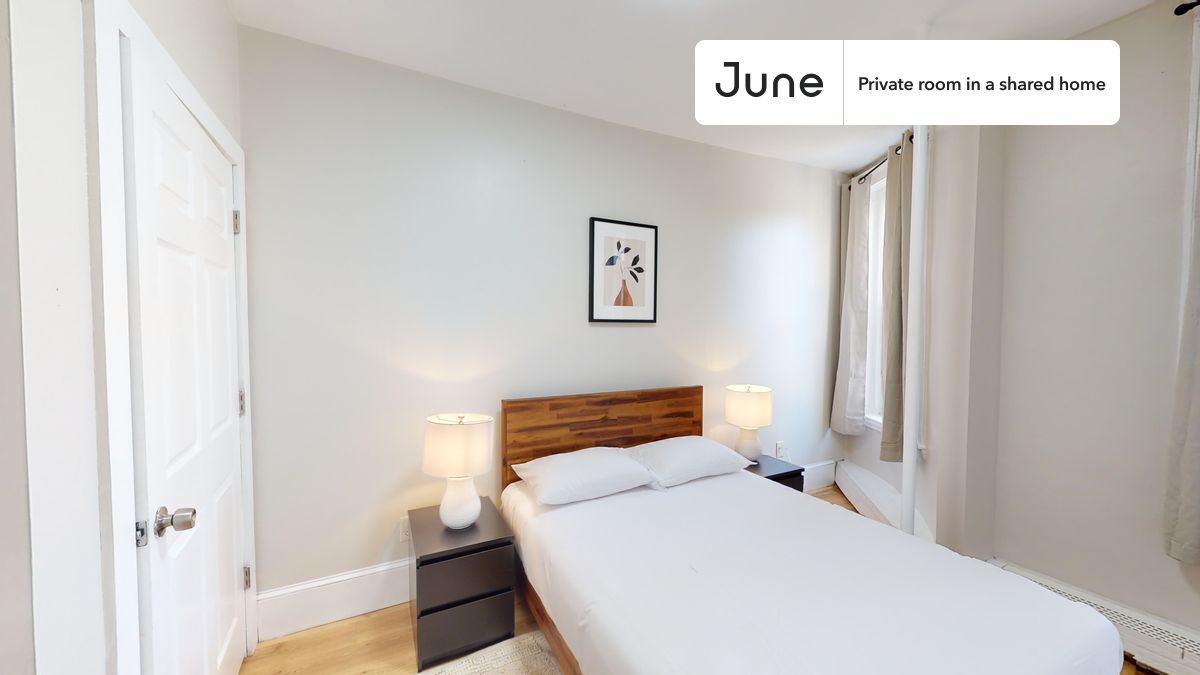 PLEASE NOTE: This is a private room in a shared apartment. You will have your own bedroom and shared common areas (kitchen, bathroom, etc.) with other residents.
Full bedroom in a 5 bedroom / 2 bathroom apartment!
Check out 3D tour now: https://jnhm.es/88M
This Full room in Brighton is available on a 12 month lease or a flexible short term (31 to 364 days) lease. You pick your custom start and end date. Monthly rent rate is determined by furnishing preference, move-in date and move-out date. Speak to a June representative for recommendations on the best stay duration for the lowest rate, and learn more about this home on the June website: https://jnhm.es/6ge
Amenities of this home: Dishwasher, Furnished Common Areas, Wi-Fi - Paid separately (High-Speed), Guarantors Allowed, 32-inch Flat-Screen TV, Laundry in home (free), Hardwood Flooring, Microwave, Oven, Refrigerator, also, this unit is conveniently located, several local parks, restaurants and bars are just minutes away.
About June Homes: Welcome to the easiest rental experience of your life. Rent furnished or unfurnished apartments on a 12 month lease or a flexible short term (31 to 364 days). As a resident, you’ll have access to 24/7 support and monthly cleanings of the home’s shared spaces. Sign up now to apply online for your next home with June: https://jnhm.es/sign-roomi
Brokers welcome! Contact us for more details.
Interested? Kindly note that the minimum stay duration would be 31 days.
Use this listing ID when speaking to June team: #1403 E