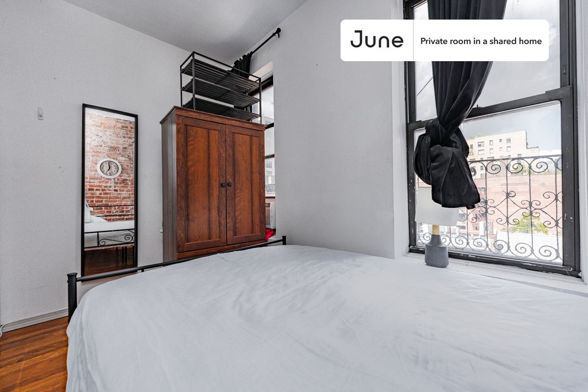 

PLEASE NOTE: This is a private room in a shared apartment. You will have your own bedroom and shared common areas (kitchen, bathroom, etc.) with other residents.

Full bedroom in a 3 bedroom / 1 bathroom apartment!

Check out 3D tour now:  https://jnhm.es/PB

This  Full room in SoHo  is available on a 12 month lease or a flexible short term (31 to 364 days) lease. You pick your custom start and end date. Monthly rent rate is determined by furnishing preference, move-in date and move-out date. Speak to a June representative for recommendations on the best stay duration for the lowest rate, and learn more about this home on the June website:  https://jnhm.es/Bi

Amenities of this home:   Dishwasher,    Furnished Common Areas,    Wi-Fi - Paid separately (High-Speed),    Guarantors Allowed,       32-inch Flat-Screen TV,       Hardwood Flooring,    Microwave,    Oven,    Refrigerator,   also, this unit is conveniently located, several local parks, restaurants and bars are just minutes away.

About June Homes: Welcome to the easiest rental experience of your life. Rent furnished or unfurnished apartments on a 12 month lease or a flexible short term (31 to 364 days). As a resident, you’ll have access to 24/7 support and monthly cleanings of the home’s shared spaces. Sign up now to apply online for your next home with June: https://jnhm.es/sign-roomi

Brokers welcome! Contact us for more details.

Interested? Use this listing ID when speaking to June team:  #111 B