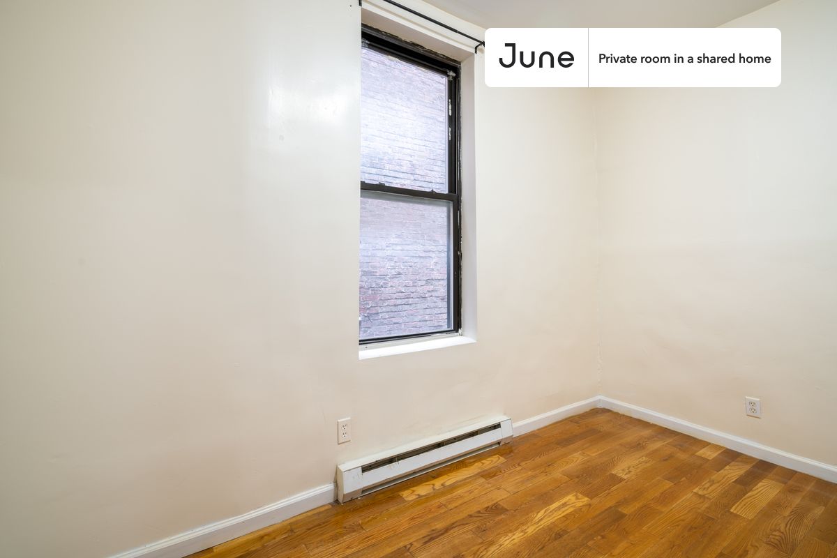 Full bedroom in a 3 bedroom / 1 bathroom apartment!
Check out 3D tour now: https://jnhm.es/87y
This Full room in Upper West Side is available on a flexible 1-18 month lease. Monthly rent rate is determined by furnishing preference, move-in date and move-out date. Speak to a June representative for recommendations on the best stay duration for the lowest rate, and learn more about this home on the June website: https://jnhm.es/6fv
Amenities of this home: Dining area, Guarantors Allowed, Wi-Fi - Paid separately (High-Speed), Furnished Common Areas, Dishwasher, Laundry in home (free), Hardwood Flooring, Microwave, Oven, Refrigerator, also, this unit is conveniently located, several local parks, restaurants and bars are just minutes away.
About June Homes: Welcome to the easiest rental experience of your life. Rent furnished or unfurnished apartments for 1 - 18 months, bypass hidden costs and broker fees and enjoy an easy move-in. As a resident, you’ll have access to 24/7 support and monthly cleanings of the home’s shared spaces. Sign up now to apply online for your next home with June: https://jnhm.es/sign-roomi
Interested? Use this listing ID when speaking to June team: #1389 A
