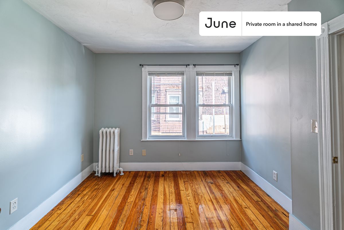 PLEASE NOTE: This is a private room in a shared apartment. You will have your own bedroom and shared common areas (kitchen, bathroom, etc.) with other residents.
Queen bedroom in a 6 bedroom / 2 bathroom apartment!
Check out 3D tour now: https://jnhm.es/88x
This Queen room in Allston is available on a 12 month lease or a flexible short term (31 to 364 days) lease. You pick your custom start and end date. Monthly rent rate is determined by furnishing preference, move-in date and move-out date. Speak to a June representative for recommendations on the best stay duration for the lowest rate, and learn more about this home on the June website: https://jnhm.es/6av
Amenities of this home: Dishwasher, Furnished Common Areas, Wi-Fi - Paid separately (High-Speed), Guarantors Allowed, Dining area, Street parking - City permit required, Laundry in home (free), Living area, Wall-Mounted TV, Hardwood Flooring, Microwave, Oven, Refrigerator, also, this unit is conveniently located, several local parks, restaurants and bars are just minutes away.
About June Homes: Welcome to the easiest rental experience of your life. Rent furnished or unfurnished apartments on a 12 month lease or a flexible short term (31 to 364 days). As a resident, you’ll have access to 24/7 support and monthly cleanings of the home’s shared spaces. Sign up now to apply online for your next home with June: https://jnhm.es/sign-roomi
Brokers welcome! Contact us for more details.
Interested? Kindly note that the minimum stay duration would be 31 days.
Use this listing ID when speaking to June team: #1284 C