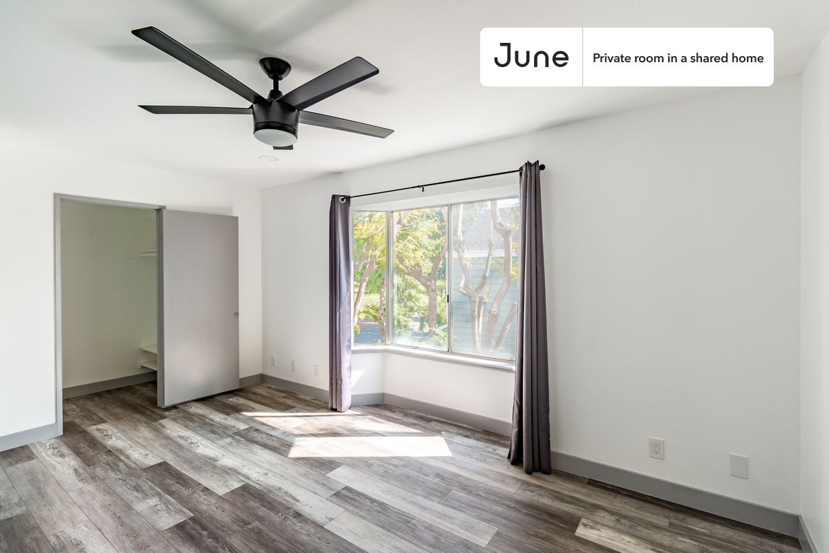 PLEASE NOTE: This is a private room in a shared apartment. You will have your own bedroom and shared common areas (kitchen, bathroom, etc.) with other residents.
Queen bedroom in a 3 bedroom / 1.5 bathroom apartment!
Check out 3D tour now: https://jnhm.es/12s
This Queen room in Pasadena is available on a 12 month lease or a flexible short term (31 to 364 days) lease. You pick your custom start and end date. Monthly rent rate is determined by furnishing preference, move-in date and move-out date. Speak to a June representative for recommendations on the best stay duration for the lowest rate, and learn more about this home on the June website: https://jnhm.es/5XU
Amenities of this home: Dishwasher, Furnished Common Areas, Wi-Fi - Paid separately (High-Speed), Guarantors Allowed, Wall-Mounted TV, Hardwood Flooring, Microwave, Oven, Refrigerator, garage parking (paid), also, this unit is conveniently located, several local parks, restaurants and bars are just minutes away.
About June Homes: Welcome to the easiest rental experience of your life. Rent furnished or unfurnished apartments on a 12 month lease or a flexible short term (31 to 364 days). As a resident, you’ll have access to 24/7 support and monthly cleanings of the home’s shared spaces. Sign up now to apply online for your next home with June: https://jnhm.es/sign-roomi
Brokers welcome! Contact us for more details.
Interested? Use this listing ID when speaking to June team: #1017 C