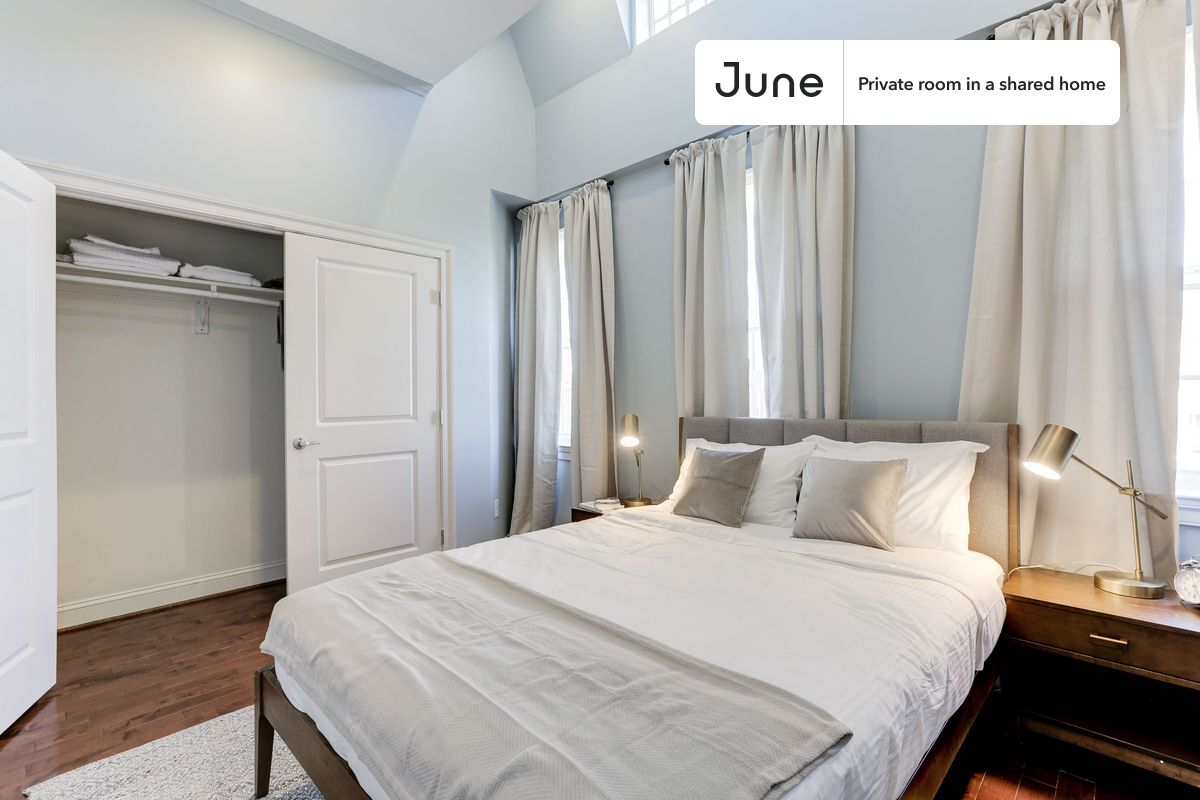 

PLEASE NOTE: This is a private room in a shared apartment. You will have your own bedroom and shared common areas (kitchen, bathroom, etc.) with other residents.

Queen bedroom in a 5 bedroom / 3.5 bathroom apartment!

Check out 3D tour now:  https://jnhm.es/Ps

This  Queen room in Capitol Hill  is available on a 12 month lease or a flexible short term (31 to 364 days) lease. You pick your custom start and end date. Monthly rent rate is determined by furnishing preference, move-in date and move-out date. Speak to a June representative for recommendations on the best stay duration for the lowest rate, and learn more about this home on the June website:  https://jnhm.es/Aj

Amenities of this home:   Dishwasher,    Furnished Common Areas,    Wi-Fi - Paid separately (High-Speed),    Outdoor space,    Guarantors Allowed,       32-inch Flat-Screen TV,    Laundry in building (free),    Parking Spot (Paid separately),    Hardwood Flooring,    Microwave,    Oven,    Refrigerator,   also, this unit is conveniently located, several local parks, restaurants and bars are just minutes away.

About June Homes: Welcome to the easiest rental experience of your life. Rent furnished or unfurnished apartments on a 12 month lease or a flexible short term (31 to 364 days). As a resident, you’ll have access to 24/7 support and monthly cleanings of the home’s shared spaces. Sign up now to apply online for your next home with June: https://jnhm.es/sign-roomi

Brokers welcome! Contact us for more details.

Interested? Kindly note that the minimum stay duration would be 31 days. 

Use this listing ID when speaking to June team:  #105 2C