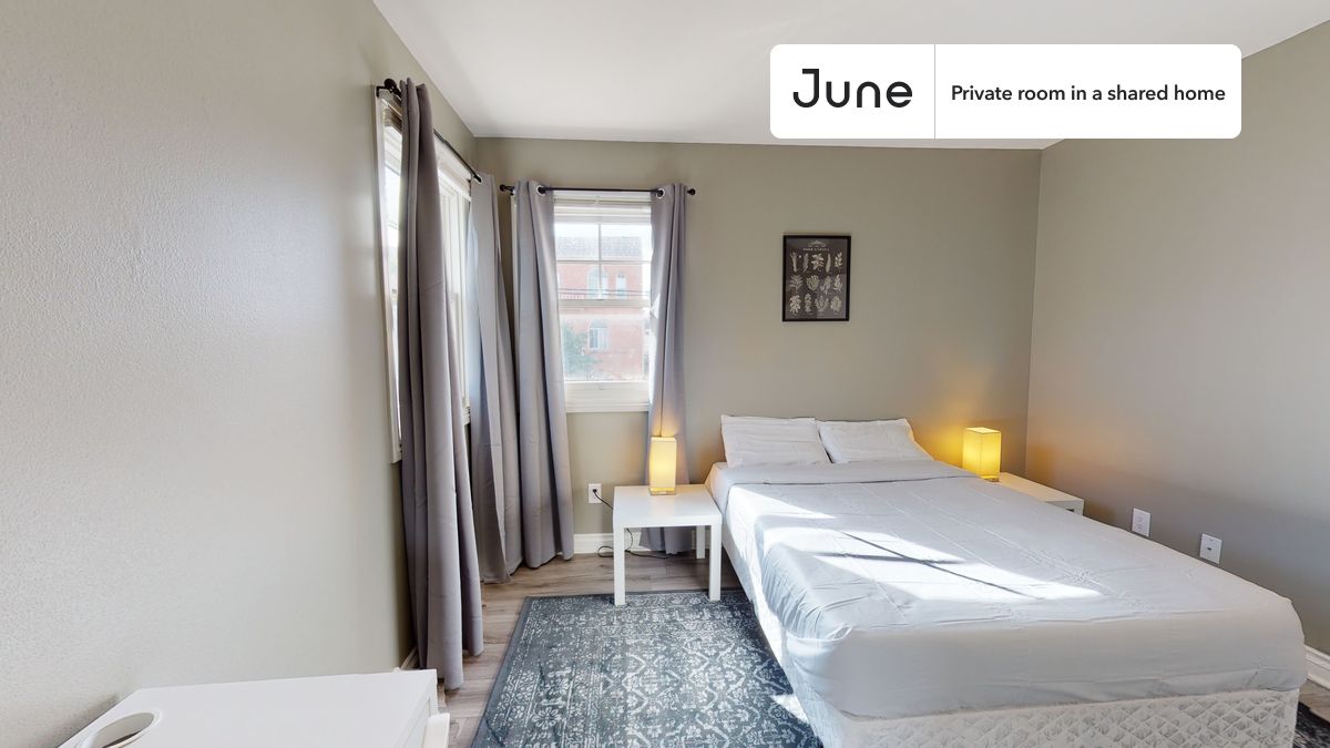 Limited time offer! Get $100 off your next rent with code SUMMER100. Mention it to our team!

Queen bedroom in a 3 bedroom / 2.5 bathroom apartment!

Check out 3D tour now:  https://jnhm.es/Z5

This  Queen room in Downtown  is available on a 12 month lease or a flexible short term (31 to 364 days) lease. You pick your custom start and end date. Monthly rent rate is determined by furnishing preference, move-in date and move-out date. Speak to a June representative for recommendations on the best stay duration for the lowest rate, and learn more about this home on the June website:  https://jnhm.es/5Q3

Amenities of this home:   Dishwasher,    Furnished Common Areas,    Wi-Fi - Paid separately (High-Speed),    Guarantors Allowed,       32-inch Flat-Screen TV,       Central AC (Common space),    Paid parking,    Laundry in home (free),    Hardwood Flooring,    Microwave,    Oven,    Refrigerator,   also, this unit is conveniently located, several local parks, restaurants and bars are just minutes away.

About June Homes: Welcome to the easiest rental experience of your life. Rent furnished or unfurnished apartments on a 12 month lease or a flexible short term (31 to 364 days). As a resident, you’ll have access to 24/7 support and monthly cleanings of the home’s shared spaces. Sign up now to apply online for your next home with June: https://jnhm.es/sign-roomi

Brokers accepted. 5% commission on rent.

Interested? Use this listing ID when speaking to June team:  #875 B