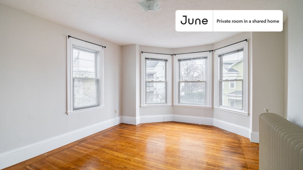 

PLEASE NOTE: This is a private room in a shared apartment. You will have your own bedroom and shared common areas (kitchen, bathroom, etc.) with other residents.

Queen bedroom in a 3 bedroom / 1 bathroom apartment!

Check out 3D tour now:  https://jnhm.es/8dI

This  Queen room in Somerville  is available on a 12 month lease or a flexible short term (31 to 364 days) lease. You pick your custom start and end date. Monthly rent rate is determined by furnishing preference, move-in date and move-out date. Speak to a June representative for recommendations on the best stay duration for the lowest rate, and learn more about this home on the June website:  https://jnhm.es/6sy

Amenities of this home:   32-inch Flat-Screen TV,       Guarantors Allowed,    Wi-Fi - Paid separately (High-Speed),    Furnished Common Areas,    Dishwasher,    Laundry in home (free),       Front porch,    Balcony,    Parking Spot (Paid separately),    Hardwood Flooring,    Microwave,    Oven,    Refrigerator,   also, this unit is conveniently located, several local parks, restaurants and bars are just minutes away.

About June Homes: Welcome to the easiest rental experience of your life. Rent furnished or unfurnished apartments on a 12 month lease or a flexible short term (31 to 364 days). As a resident, you’ll have access to 24/7 support and monthly cleanings of the home’s shared spaces. Sign up now to apply online for your next home with June: https://jnhm.es/sign-roomi

Brokers welcome! Contact us for more details.

Interested? Kindly note that the minimum stay duration would be 31 days. 

Use this listing ID when speaking to June team:  #1668 A