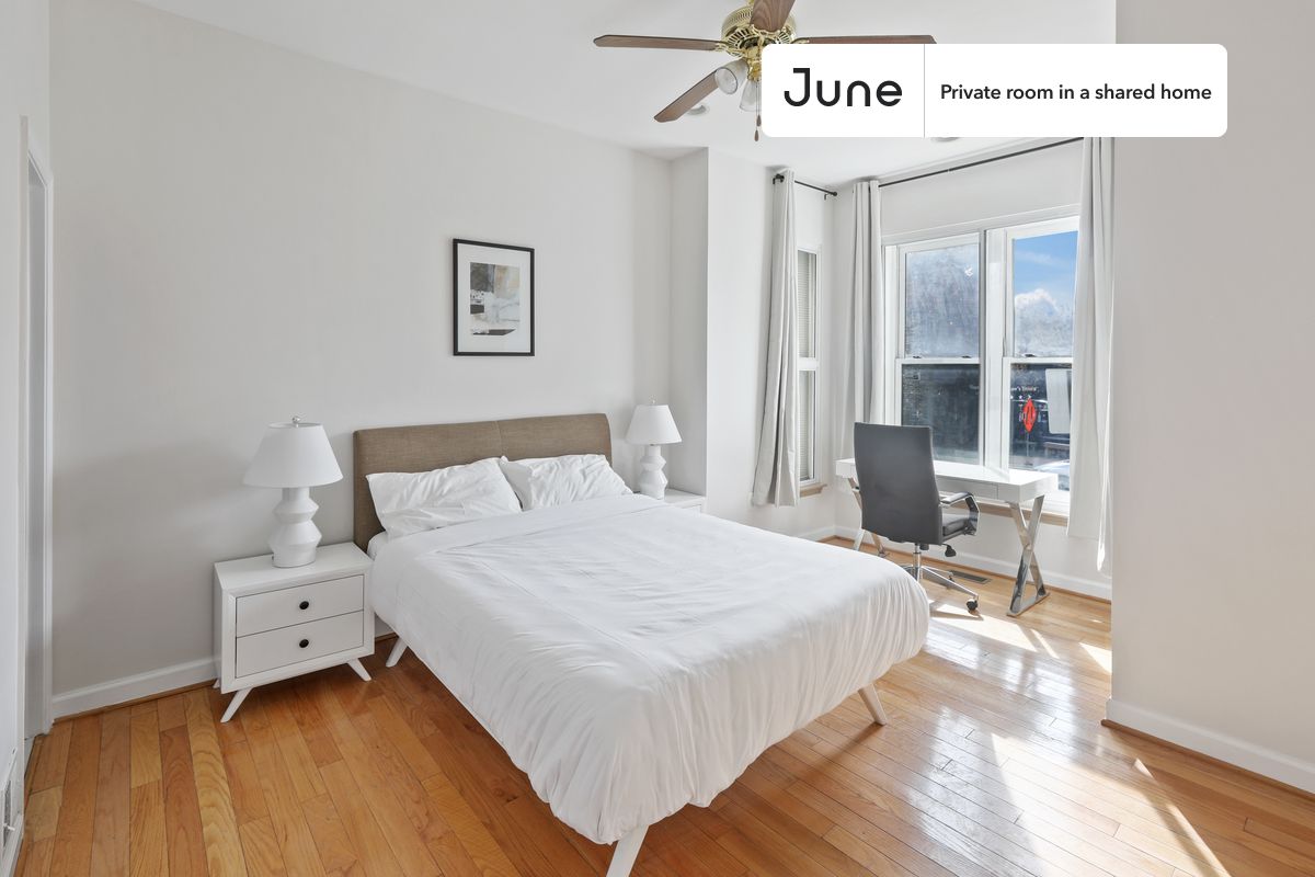 PLEASE NOTE: This is a private room in a shared apartment. You will have your own bedroom and shared common areas (kitchen, bathroom, etc.) with other residents.
Queen bedroom in a 3 bedroom / 2.5 bathroom apartment!
Check out 3D tour now: https://jnhm.es/Yx
This Queen room in Shaw is available on a 12 month lease or a flexible short term (31 to 364 days) lease. You pick your custom start and end date. Monthly rent rate is determined by furnishing preference, move-in date and move-out date. Speak to a June representative for recommendations on the best stay duration for the lowest rate, and learn more about this home on the June website: https://jnhm.es/5MB
Amenities of this home: Dishwasher, Furnished Common Areas, Wi-Fi - Paid separately (High-Speed), Guarantors Allowed, Laundry in home (free), Wall-Mounted TV, Hardwood Flooring, Microwave, Oven, Refrigerator, also, this unit is conveniently located, several local parks, restaurants and bars are just minutes away.
About June Homes: Welcome to the easiest rental experience of your life. Rent furnished or unfurnished apartments on a 12 month lease or a flexible short term (31 to 364 days). As a resident, you’ll have access to 24/7 support and monthly cleanings of the home’s shared spaces. Sign up now to apply online for your next home with June: https://jnhm.es/sign-roomi
Brokers welcome! Contact us for more details.
Interested? Kindly note that the minimum stay duration would be 31 days.
Use this listing ID when speaking to June team: #807 B