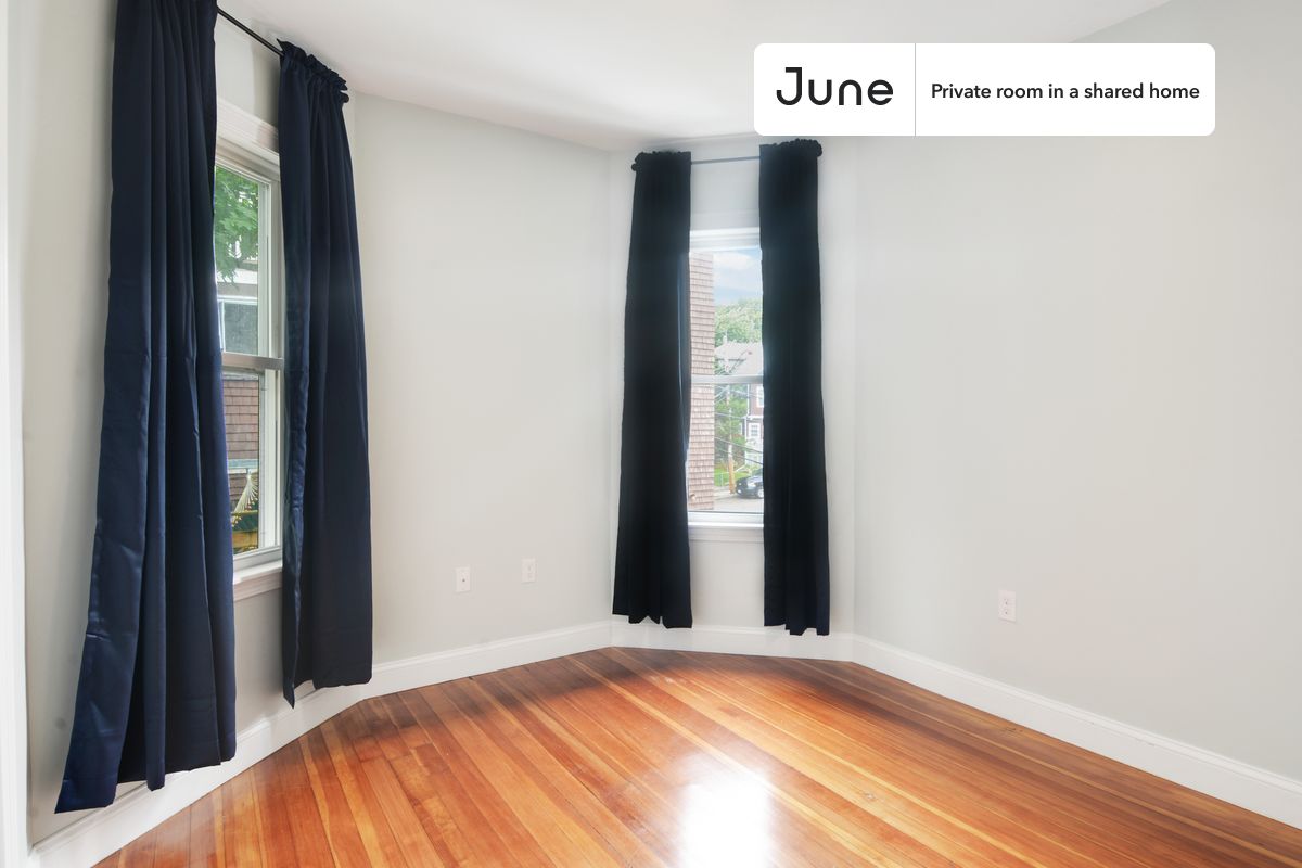 

PLEASE NOTE: This is a private room in a shared apartment. You will have your own bedroom and shared common areas (kitchen, bathroom, etc.) with other residents.

Queen bedroom in a 4 bedroom / 2 bathroom apartment!

Check out 3D tour now:  https://jnhm.es/TV

This  Queen room in Brighton  is available on a 12 month lease or a flexible short term (31 to 364 days) lease. You pick your custom start and end date. Monthly rent rate is determined by furnishing preference, move-in date and move-out date. Speak to a June representative for recommendations on the best stay duration for the lowest rate, and learn more about this home on the June website:  https://jnhm.es/5BY

Amenities of this home:   Dishwasher,    Furnished Common Areas,    Wi-Fi - Paid separately (High-Speed),    Guarantors Allowed,       32-inch Flat-Screen TV,    Laundry in home (free),       Parking Spot (Paid separately),    Hardwood Flooring,    Microwave,    Oven,    Refrigerator,    Air Conditioning | HVAC,    Parking through SpotHero Paid,   also, this unit is conveniently located, several local parks, restaurants and bars are just minutes away.

About June Homes: Welcome to the easiest rental experience of your life. Rent furnished or unfurnished apartments on a 12 month lease or a flexible short term (31 to 364 days). As a resident, you’ll have access to 24/7 support and monthly cleanings of the home’s shared spaces. Sign up now to apply online for your next home with June: https://jnhm.es/sign-roomi

Brokers welcome! Contact us for more details.

Interested? Kindly note that the minimum stay duration would be 31 days. 

Use this listing ID when speaking to June team:  #574 B
