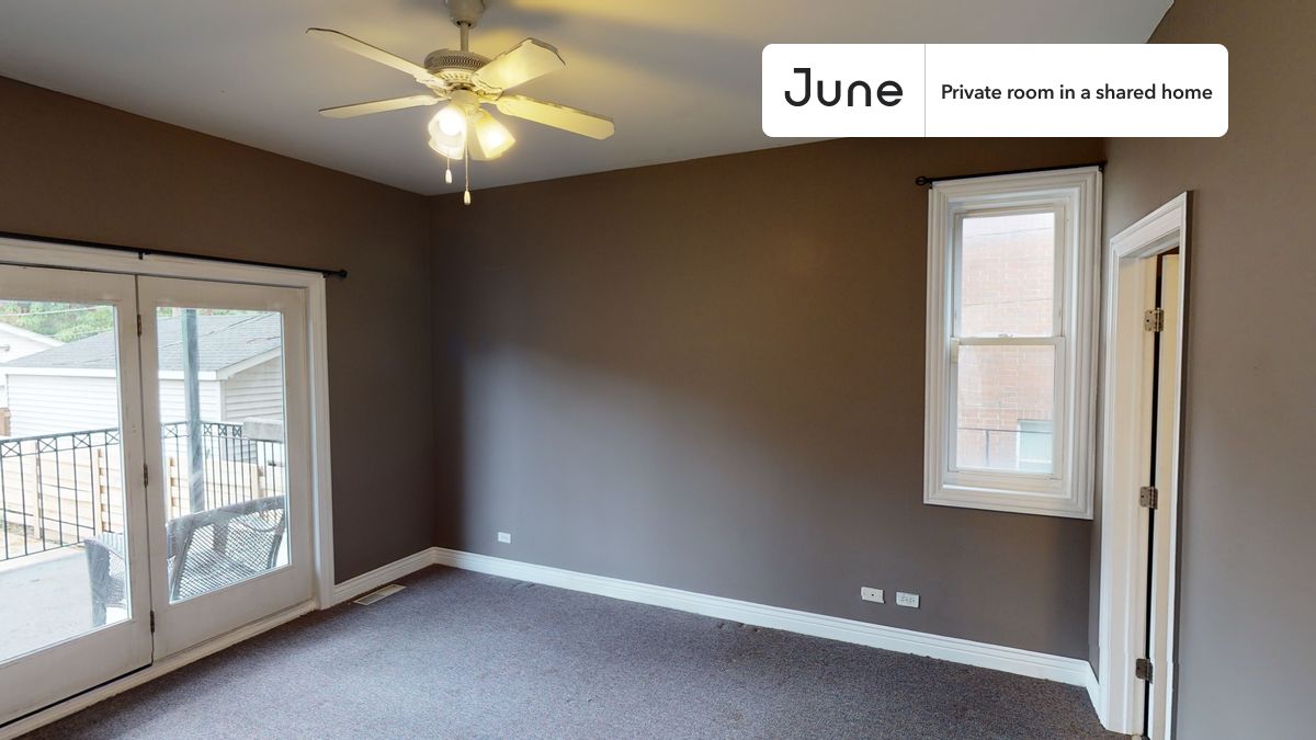 

Queen bedroom in a 3 bedroom / 2.5 bathroom apartment!

Check out 3D tour now:  https://jnhm.es/85A

This  Queen room in Humboldt Park  is available on a flexible 1-18 month lease. Monthly rent rate is determined by furnishing preference, move-in date and move-out date. Speak to a June representative for recommendations on the best stay duration for the lowest rate, and learn more about this home on the June website:  https://jnhm.es/6br

Amenities of this home:   Dishwasher,    Furnished Common Areas,    Wi-Fi - Paid separately (High-Speed),    Guarantors Allowed,       32-inch Flat-Screen TV,    Central AC (Common space),    Laundry in home (free),       Balcony,    Private Parking,    Hardwood Flooring,    Microwave,    Oven,    Refrigerator,   also, this unit is conveniently located, several local parks, restaurants and bars are just minutes away.

About June Homes: Welcome to the easiest rental experience of your life. Rent furnished or unfurnished apartments for 1 - 18 months, bypass hidden costs and broker fees and enjoy an easy move-in. As a resident, you’ll have access to 24/7 support and monthly cleanings of the home’s shared spaces. Sign up now to apply online for your next home with June: https://jnhm.es/sign-roomi

Interested? Kindly note that the minimum stay duration would be 32 days. 

Use this listing ID when speaking to June team:  #1302 A