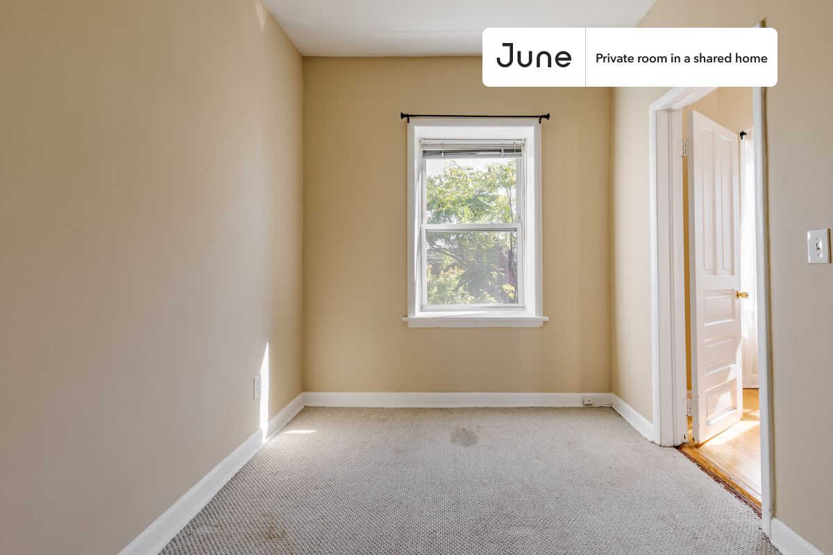 PLEASE NOTE: This is a private room in a shared apartment. You will have your own bedroom and shared common areas (kitchen, bathroom, etc.) with other residents.
Full bedroom in a 4 bedroom / 2 bathroom apartment!
Check out 3D tour now: https://jnhm.es/8aQ
This Full room in Wicker Park is available on a 12 month lease or a flexible short term (31 to 364 days) lease. You pick your custom start and end date. Monthly rent rate is determined by furnishing preference, move-in date and move-out date. Speak to a June representative for recommendations on the best stay duration for the lowest rate, and learn more about this home on the June website: https://jnhm.es/6mc
Amenities of this home: Dishwasher, Furnished Common Areas, Wi-Fi - Paid separately (High-Speed), Guarantors Allowed, 32-inch Flat-Screen TV, Dining area, Street parking - City permit required, Laundry in home (free), Balcony, Living area, Hardwood Flooring, Microwave, Oven, Refrigerator, Air Conditioning | HVAC, also, this unit is conveniently located, several local parks, restaurants and bars are just minutes away.
About June Homes: Welcome to the easiest rental experience of your life. Rent furnished or unfurnished apartments on a 12 month lease or a flexible short term (31 to 364 days). As a resident, you’ll have access to 24/7 support and monthly cleanings of the home’s shared spaces. Sign up now to apply online for your next home with June: https://jnhm.es/sign-roomi
Brokers welcome! Contact us for more details.
Interested? Kindly note that the minimum stay duration would be 32 days.
Use this listing ID when speaking to June team: #1534 D