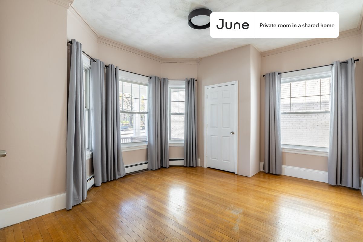 Limited time offer! Get $100 off your next rent with code SUMMER100. Mention it to our team!

Queen bedroom in a 4 bedroom / 2 bathroom apartment!

Check out 3D tour now:  https://jnhm.es/84z

This  Queen room in Roxbury  is available on a 12 month lease or a flexible short term (31 to 364 days) lease. You pick your custom start and end date. Monthly rent rate is determined by furnishing preference, move-in date and move-out date. Speak to a June representative for recommendations on the best stay duration for the lowest rate, and learn more about this home on the June website:  https://jnhm.es/5WX

Amenities of this home:   Laundry - Paid separately (in building),       Decorative fireplace,       Guarantors Allowed,    Wi-Fi - Paid separately (High-Speed),    Furnished Common Areas,    Hardwood Flooring,    Microwave,    Oven,    Refrigerator,   also, this unit is conveniently located, several local parks, restaurants and bars are just minutes away.

About June Homes: Welcome to the easiest rental experience of your life. Rent furnished or unfurnished apartments on a 12 month lease or a flexible short term (31 to 364 days). As a resident, you’ll have access to 24/7 support and monthly cleanings of the home’s shared spaces. Sign up now to apply online for your next home with June: https://jnhm.es/sign-roomi

Brokers accepted. 5% commission on rent.

Interested? Kindly note that the minimum stay duration would be 31 days. 

Use this listing ID when speaking to June team:  #999 D