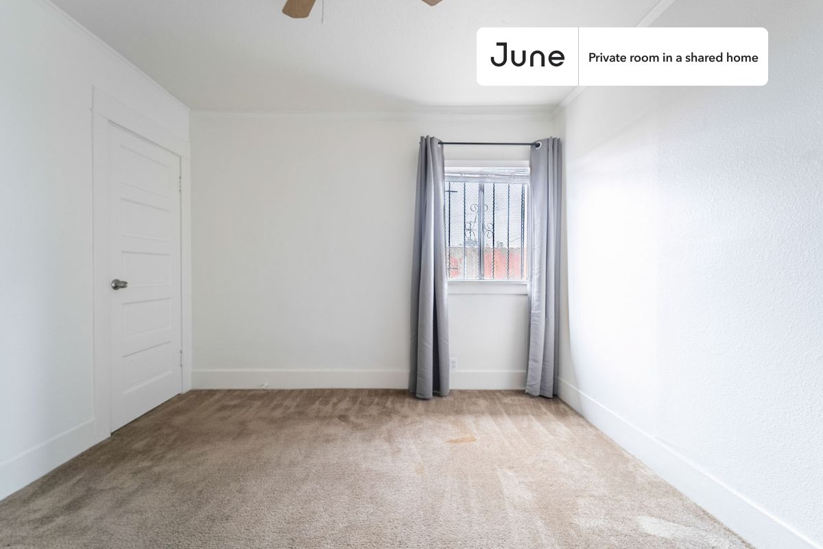 

PLEASE NOTE: This is a private room in a shared apartment. You will have your own bedroom and shared common areas (kitchen, bathroom, etc.) with other residents.

Queen bedroom in a 4 bedroom / 2 bathroom apartment!

Check out 3D tour now:  https://jnhm.es/YK

This  Queen room in Park Mesa Heights  is available on a 12 month lease or a flexible short term (31 to 364 days) lease. You pick your custom start and end date. Monthly rent rate is determined by furnishing preference, move-in date and move-out date. Speak to a June representative for recommendations on the best stay duration for the lowest rate, and learn more about this home on the June website:  https://jnhm.es/5NZ

Amenities of this home:   Dishwasher,    Furnished Common Areas,    Wi-Fi - Paid separately (High-Speed),    Guarantors Allowed,       Central AC (Common space),       Driveway parking (Paid separately),    Wall-Mounted TV,    Hardwood Flooring,    Microwave,    Oven,    Refrigerator,   also, this unit is conveniently located, several local parks, restaurants and bars are just minutes away.

About June Homes: Welcome to the easiest rental experience of your life. Rent furnished or unfurnished apartments on a 12 month lease or a flexible short term (31 to 364 days). As a resident, you’ll have access to 24/7 support and monthly cleanings of the home’s shared spaces. Sign up now to apply online for your next home with June: https://jnhm.es/sign-roomi

Brokers welcome! Contact us for more details.

Interested? Use this listing ID when speaking to June team:  #833 C