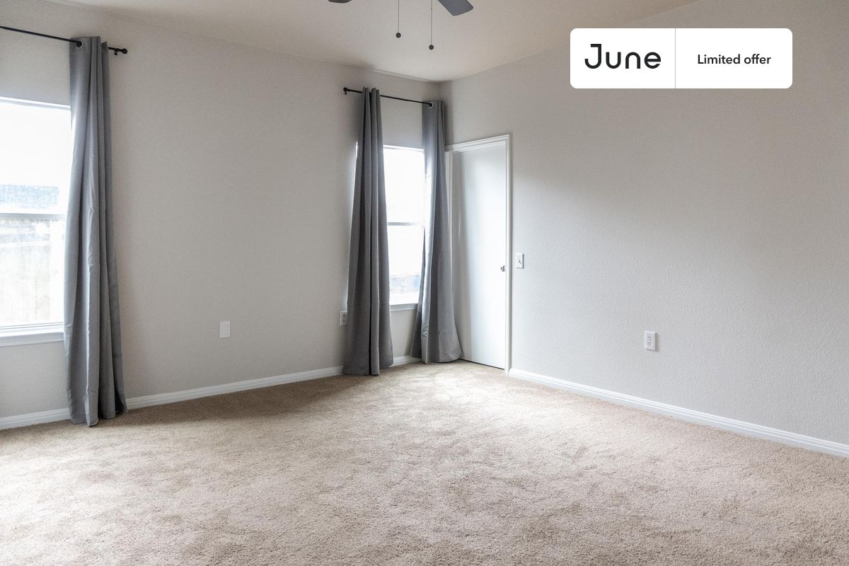 Queen bedroom in a 5 bedroom / 2 bathroom apartment!
Check out 3D tour now: https://jnhm.es/ZD
This Queen room in Chestnut is available on a flexible 1-18 month lease. Monthly rent rate is determined by furnishing preference, move-in date and move-out date. Speak to a June representative for recommendations on the best stay duration for the lowest rate, and learn more about this home on the June website: https://jnhm.es/5R9
Amenities of this home: Dishwasher, Furnished Common Areas, Wi-Fi - Paid separately (High-Speed), Outdoor space, Guarantors Allowed, 32-inch Flat-Screen TV, Central AC (Common space), Laundry in building (free), Driveway parking (free), Hardwood Flooring, Microwave, Oven, Refrigerator, also, this unit is conveniently located, several local parks, restaurants and bars are just minutes away.
About June Homes: Welcome to the easiest rental experience of your life. Rent furnished or unfurnished apartments for 1 - 18 months, bypass hidden costs and broker fees and enjoy an easy move-in. As a resident, you’ll have access to 24/7 support and monthly cleanings of the home’s shared spaces. Sign up now to apply online for your next home with June: https://jnhm.es/sign-roomi
Interested? Use this listing ID when speaking to June team: #894 A