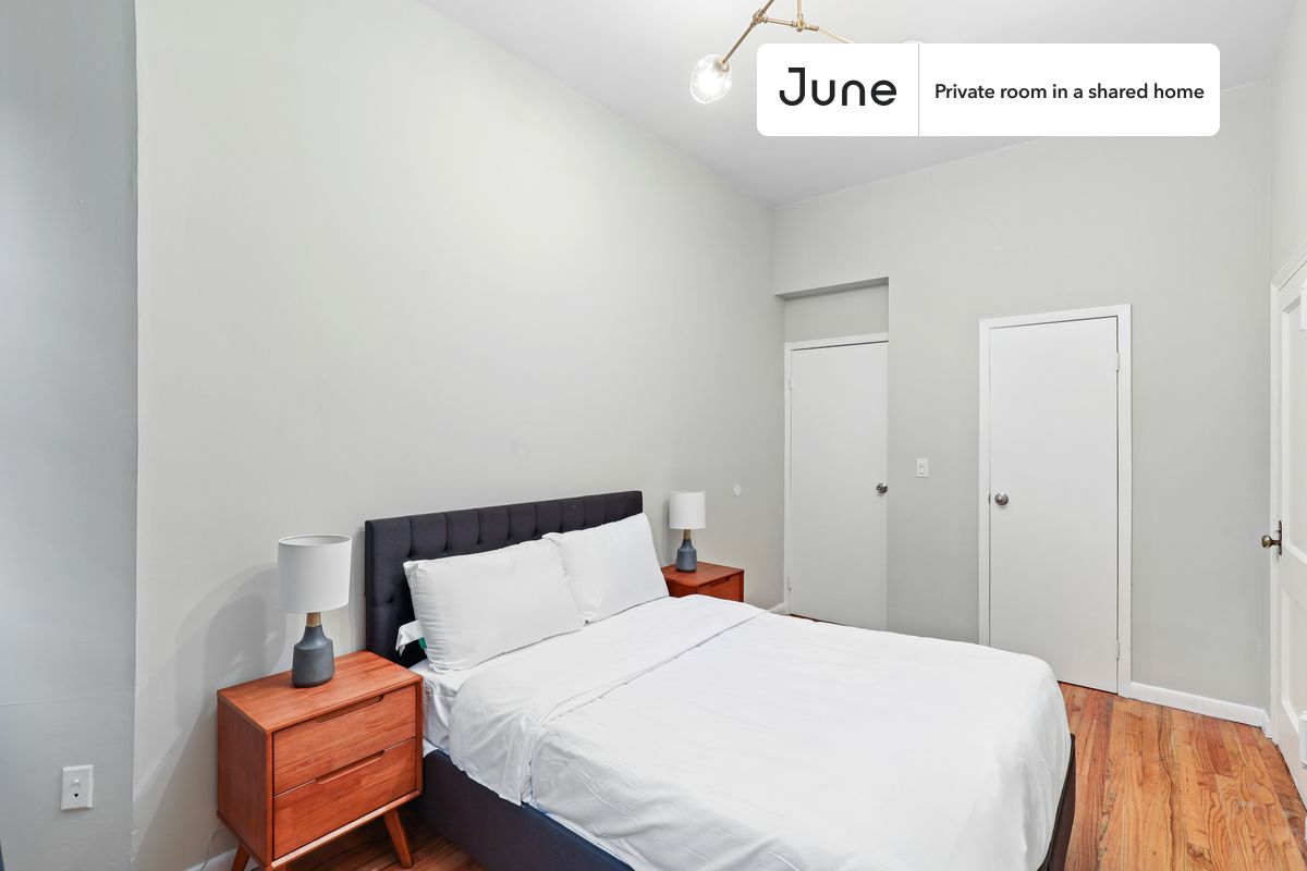 

PLEASE NOTE: This is a private room in a shared apartment. You will have your own bedroom and shared common areas (kitchen, bathroom, etc.) with other residents.

Full bedroom in a 4 bedroom / 2 bathroom apartment!

Check out 3D tour now:  https://jnhm.es/Wc

This  Full room in Williamsburg  is available on a 12 month lease or a flexible short term (31 to 364 days) lease. You pick your custom start and end date. Monthly rent rate is determined by furnishing preference, move-in date and move-out date. Speak to a June representative for recommendations on the best stay duration for the lowest rate, and learn more about this home on the June website:  https://jnhm.es/5Hg

Amenities of this home:   Dishwasher,    Furnished Common Areas,    Wi-Fi - Paid separately (High-Speed),    Guarantors Allowed,       32-inch Flat-Screen TV,       Street parking - City permit required,    Laundry in home (free),    Hardwood Flooring,    Microwave,    Oven,    Refrigerator,   also, this unit is conveniently located, several local parks, restaurants and bars are just minutes away.

About June Homes: Welcome to the easiest rental experience of your life. Rent furnished or unfurnished apartments on a 12 month lease or a flexible short term (31 to 364 days). As a resident, you’ll have access to 24/7 support and monthly cleanings of the home’s shared spaces. Sign up now to apply online for your next home with June: https://jnhm.es/sign-roomi

Brokers welcome! Contact us for more details.

Interested? Use this listing ID when speaking to June team:  #691 C