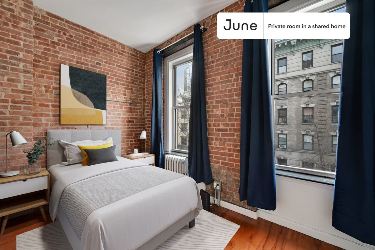 PLEASE NOTE: This is a private room in a shared apartment. You will have your own bedroom and shared common areas (kitchen, bathroom, etc.) with other residents.
Full bedroom in a 2 bedroom / 1 bathroom apartment!
Check out 3D tour now: https://jnhm.es/ZM
This Full room in Hell's Kitchen is available on a 12 month lease or a flexible short term (31 to 364 days) lease. You pick your custom start and end date. Monthly rent rate is determined by furnishing preference, move-in date and move-out date. Speak to a June representative for recommendations on the best stay duration for the lowest rate, and learn more about this home on the June website: https://jnhm.es/5OM
Amenities of this home: Furnished Common Areas, Wi-Fi - Paid separately (High-Speed), Guarantors Allowed, Wall-Mounted TV, Mini Split, Hardwood Flooring, Microwave, Oven, Refrigerator, also, this unit is conveniently located, several local parks, restaurants and bars are just minutes away.
About June Homes: Welcome to the easiest rental experience of your life. Rent furnished or unfurnished apartments on a 12 month lease or a flexible short term (31 to 364 days). As a resident, you’ll have access to 24/7 support and monthly cleanings of the home’s shared spaces. Sign up now to apply online for your next home with June: https://jnhm.es/sign-roomi
Brokers welcome! Contact us for more details.
Interested? Use this listing ID when speaking to June team: #850 B