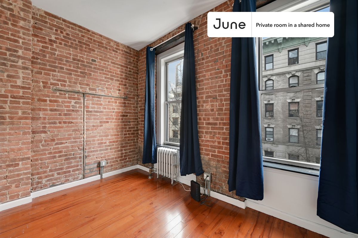 PLEASE NOTE: This is a private room in a shared apartment. You will have your own bedroom and shared common areas (kitchen, bathroom, etc.) with other residents.
Full bedroom in a 2 bedroom / 1 bathroom apartment!
Check out 3D tour now: https://jnhm.es/ZM
This Full room in Hell's Kitchen is available on a 12 month lease or a flexible short term (31 to 364 days) lease. You pick your custom start and end date. Monthly rent rate is determined by furnishing preference, move-in date and move-out date. Speak to a June representative for recommendations on the best stay duration for the lowest rate, and learn more about this home on the June website: https://jnhm.es/5OM
Amenities of this home: Furnished Common Areas, Wi-Fi - Paid separately (High-Speed), Guarantors Allowed, Wall-Mounted TV, Mini Split, Hardwood Flooring, Microwave, Oven, Refrigerator, also, this unit is conveniently located, several local parks, restaurants and bars are just minutes away.
About June Homes: Welcome to the easiest rental experience of your life. Rent furnished or unfurnished apartments on a 12 month lease or a flexible short term (31 to 364 days). As a resident, you’ll have access to 24/7 support and monthly cleanings of the home’s shared spaces. Sign up now to apply online for your next home with June: https://jnhm.es/sign-roomi
Brokers welcome! Contact us for more details.
Interested? Use this listing ID when speaking to June team: #850 B