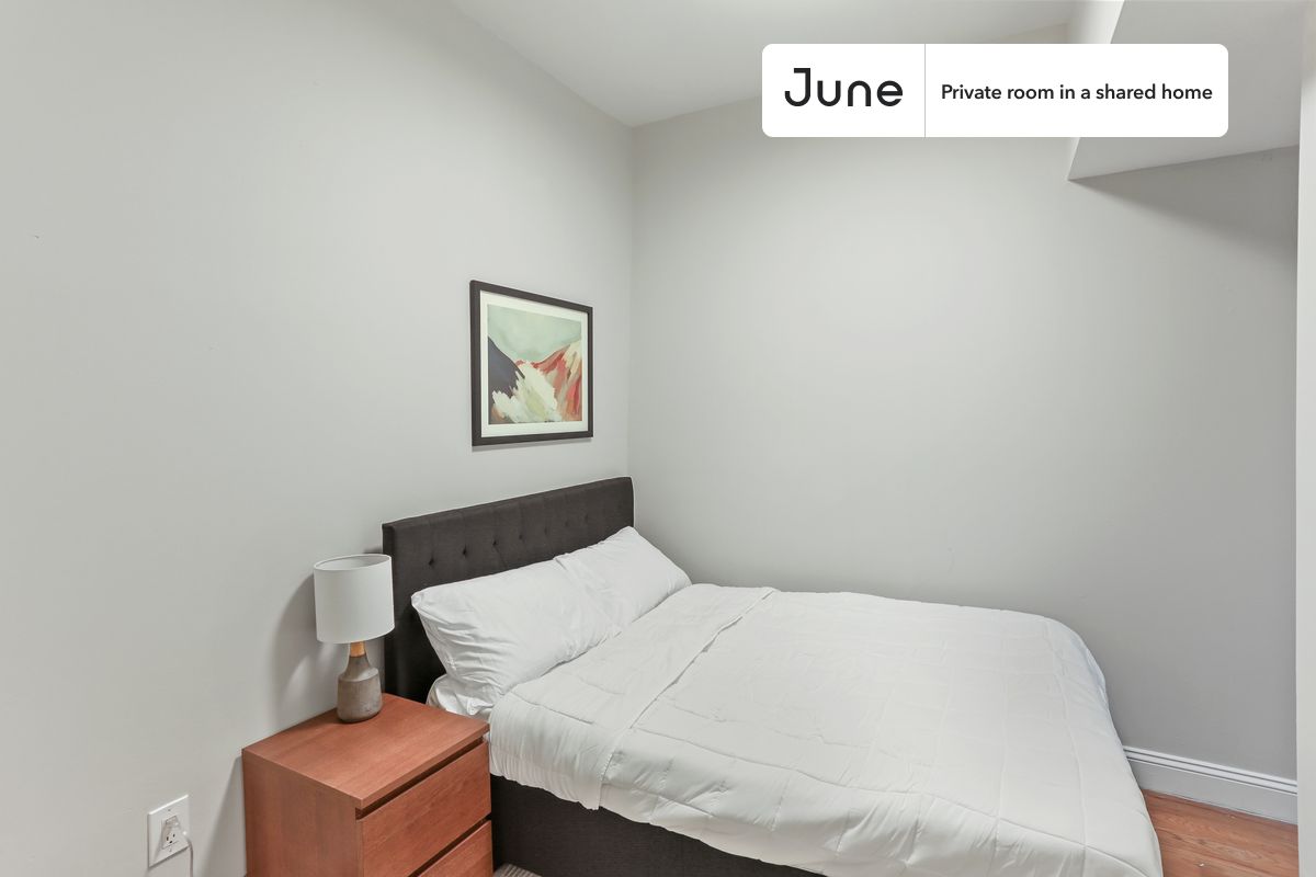 PLEASE NOTE: This is a private room in a shared apartment. You will have your own bedroom and shared common areas (kitchen, bathroom, etc.) with other residents.
Full bedroom in a 4 bedroom / 1 bathroom apartment!
Check out 3D tour now: https://jnhm.es/10D
This Full room in Crown Heights is available on a 12 month lease or a flexible short term (31 to 364 days) lease. You pick your custom start and end date. Monthly rent rate is determined by furnishing preference, move-in date and move-out date. Speak to a June representative for recommendations on the best stay duration for the lowest rate, and learn more about this home on the June website: https://jnhm.es/5Us
Amenities of this home: Dishwasher, Bike room, Furnished Common Areas, Wi-Fi - Paid separately (High-Speed), Guarantors Allowed, 32-inch Flat-Screen TV, Central AC (Common space), Street parking - City permit required, Laundry - Paid separately (in building), Hardwood Flooring, Microwave, Oven, Refrigerator, also, this unit is conveniently located, several local parks, restaurants and bars are just minutes away.
About June Homes: Welcome to the easiest rental experience of your life. Rent furnished or unfurnished apartments on a 12 month lease or a flexible short term (31 to 364 days). As a resident, you’ll have access to 24/7 support and monthly cleanings of the home’s shared spaces. Sign up now to apply online for your next home with June: https://jnhm.es/sign-roomi
Brokers welcome! Contact us for more details.
Interested? Use this listing ID when speaking to June team: #960 B