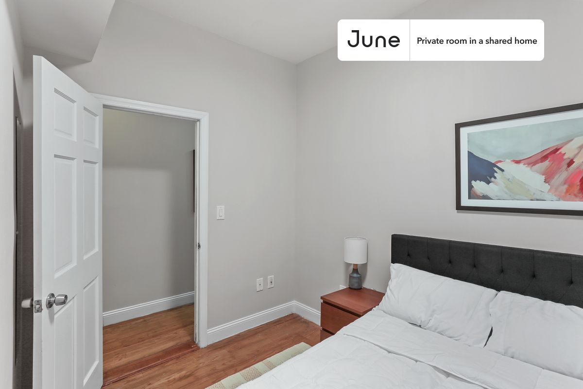 PLEASE NOTE: This is a private room in a shared apartment. You will have your own bedroom and shared common areas (kitchen, bathroom, etc.) with other residents.
Full bedroom in a 4 bedroom / 1 bathroom apartment!
Check out 3D tour now: https://jnhm.es/10D
This Full room in Crown Heights is available on a 12 month lease or a flexible short term (31 to 364 days) lease. You pick your custom start and end date. Monthly rent rate is determined by furnishing preference, move-in date and move-out date. Speak to a June representative for recommendations on the best stay duration for the lowest rate, and learn more about this home on the June website: https://jnhm.es/5Us
Amenities of this home: Dishwasher, Bike room, Furnished Common Areas, Wi-Fi - Paid separately (High-Speed), Guarantors Allowed, 32-inch Flat-Screen TV, Central AC (Common space), Street parking - City permit required, Laundry - Paid separately (in building), Hardwood Flooring, Microwave, Oven, Refrigerator, also, this unit is conveniently located, several local parks, restaurants and bars are just minutes away.
About June Homes: Welcome to the easiest rental experience of your life. Rent furnished or unfurnished apartments on a 12 month lease or a flexible short term (31 to 364 days). As a resident, you’ll have access to 24/7 support and monthly cleanings of the home’s shared spaces. Sign up now to apply online for your next home with June: https://jnhm.es/sign-roomi
Brokers welcome! Contact us for more details.
Interested? Use this listing ID when speaking to June team: #960 B