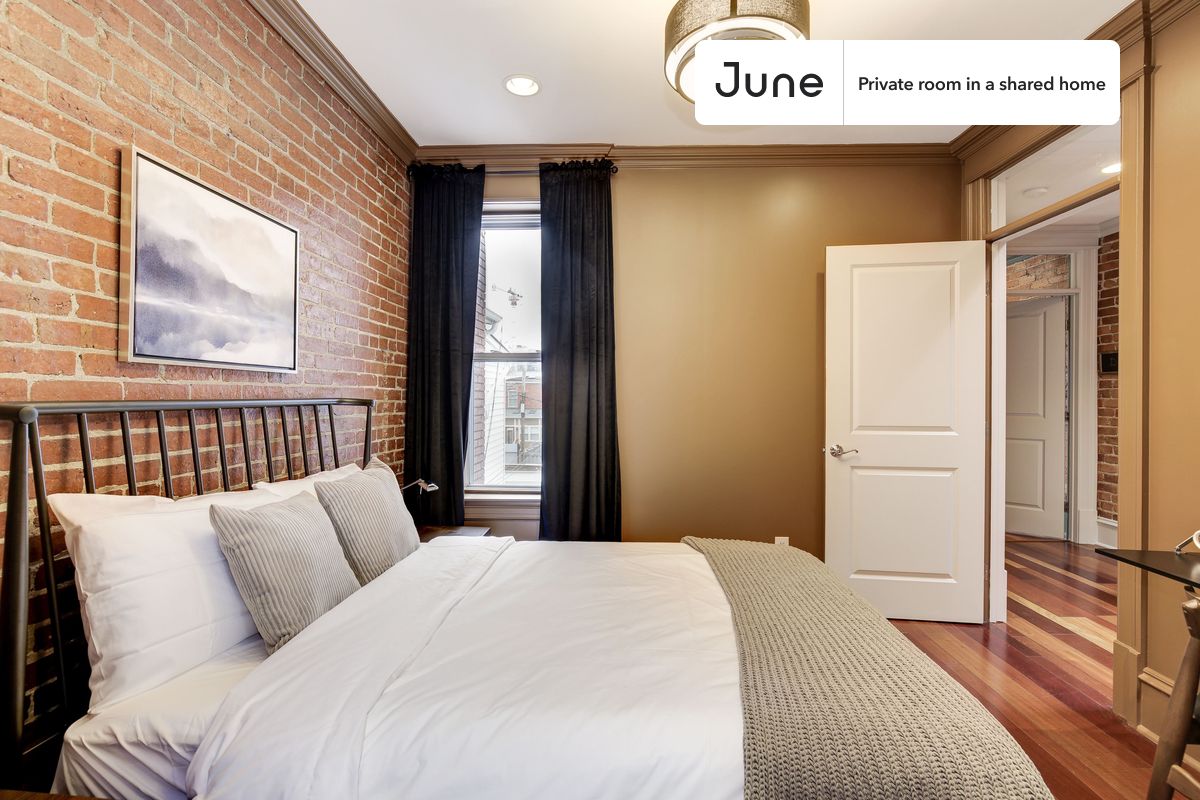 

PLEASE NOTE: This is a private room in a shared apartment. You will have your own bedroom and shared common areas (kitchen, bathroom, etc.) with other residents.

Full bedroom in a 4 bedroom / 3 bathroom apartment!

Check out 3D tour now:  https://jnhm.es/RY

This  Full room in H Street  is available on a 12 month lease or a flexible short term (31 to 364 days) lease. You pick your custom start and end date. Monthly rent rate is determined by furnishing preference, move-in date and move-out date. Speak to a June representative for recommendations on the best stay duration for the lowest rate, and learn more about this home on the June website:  https://jnhm.es/zj

Amenities of this home:   Dishwasher,    Furnished Common Areas,    Wi-Fi - Paid separately (High-Speed),    Guarantors Allowed,       32-inch Flat-Screen TV,    Dine in kitchen,    Central AC (Common space),    Laundry - Paid separately (in building),       Hardwood Flooring,    Microwave,    Oven,    Refrigerator,   also, this unit is conveniently located, several local parks, restaurants and bars are just minutes away.

About June Homes: Welcome to the easiest rental experience of your life. Rent furnished or unfurnished apartments on a 12 month lease or a flexible short term (31 to 364 days). As a resident, you’ll have access to 24/7 support and monthly cleanings of the home’s shared spaces. Sign up now to apply online for your next home with June: https://jnhm.es/sign-roomi

Brokers welcome! Contact us for more details.

Interested? Kindly note that the minimum stay duration would be 31 days. 

Use this listing ID when speaking to June team:  #178 C