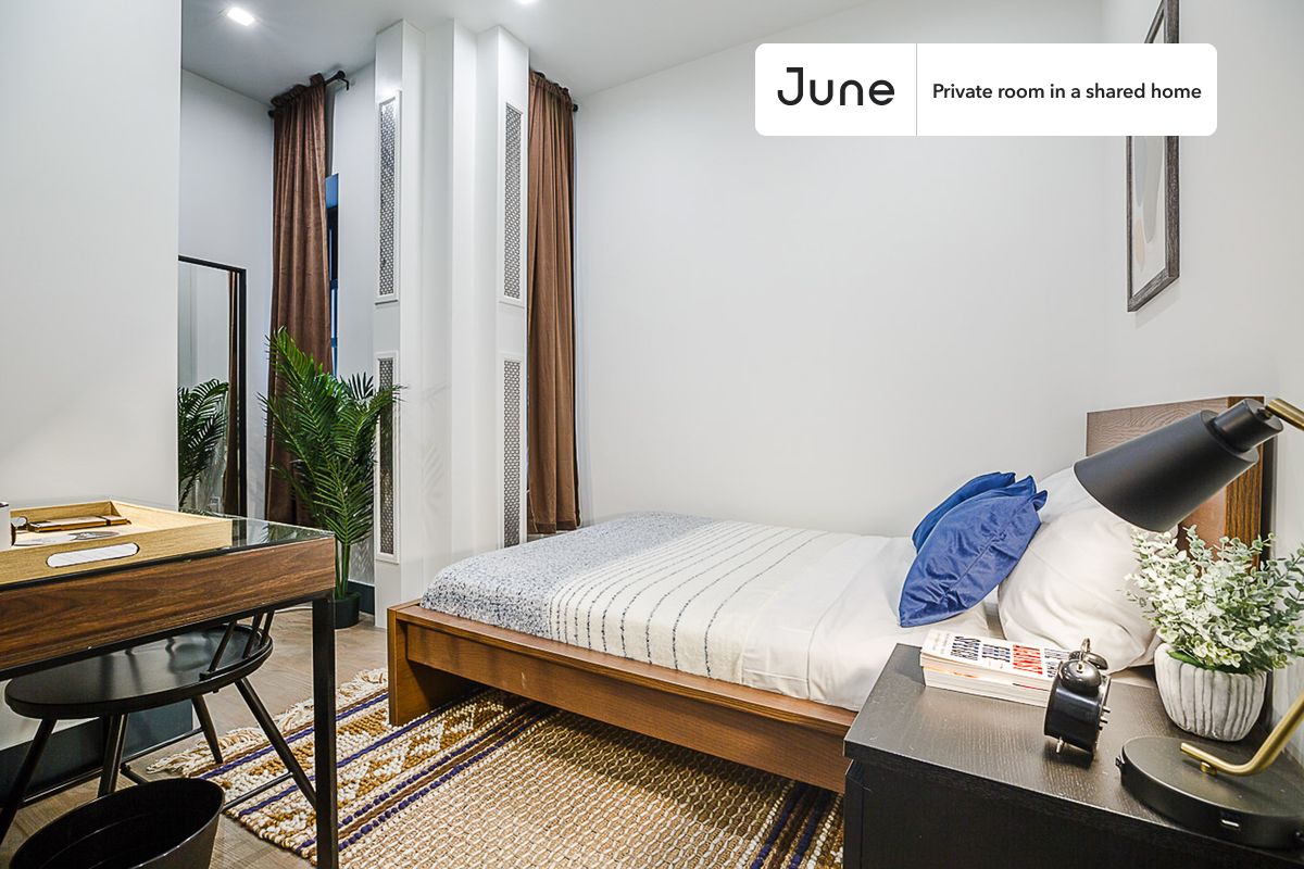 PLEASE NOTE: This is a private room in a shared apartment. You will have your own bedroom and shared common areas (kitchen, bathroom, etc.) with other residents.
Full bedroom in a 3 bedroom / 2 bathroom apartment!
Check out 3D tour now: https://jnhm.es/Rz
This Full room in Upper West Side is available on a 12 month lease or a flexible short term (31 to 364 days) lease. You pick your custom start and end date. Monthly rent rate is determined by furnishing preference, move-in date and move-out date. Speak to a June representative for recommendations on the best stay duration for the lowest rate, and learn more about this home on the June website: https://jnhm.es/BQ
Amenities of this home: Dishwasher, Furnished Common Areas, Wi-Fi - Paid separately (High-Speed), Guarantors Allowed, 32-inch Flat-Screen TV, Dine in kitchen, Laundry in home (free), Hardwood Flooring, Microwave, Oven, Refrigerator, also, this unit is conveniently located, several local parks, restaurants and bars are just minutes away.
About June Homes: Welcome to the easiest rental experience of your life. Rent furnished or unfurnished apartments on a 12 month lease or a flexible short term (31 to 364 days). As a resident, you’ll have access to 24/7 support and monthly cleanings of the home’s shared spaces. Sign up now to apply online for your next home with June: https://jnhm.es/sign-roomi
Brokers welcome! Contact us for more details.
Interested? Use this listing ID when speaking to June team: #187 A