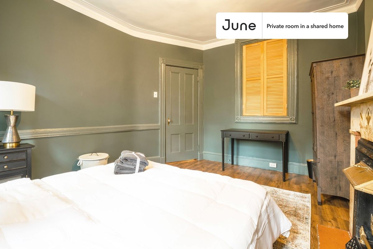 PLEASE NOTE: This is a private room in a shared apartment. You will have your own bedroom and shared common areas (kitchen, bathroom, etc.) with other residents.
Full bedroom in a 5 bedroom / 1 bathroom apartment!
Check out 3D tour now: https://jnhm.es/Pg
This Full room in Hell's Kitchen is available on a 12 month lease or a flexible short term (31 to 364 days) lease. You pick your custom start and end date. Monthly rent rate is determined by furnishing preference, move-in date and move-out date. Speak to a June representative for recommendations on the best stay duration for the lowest rate, and learn more about this home on the June website: https://jnhm.es/41
Amenities of this home: Furnished Common Areas, Wi-Fi - Paid separately (High-Speed), Guarantors Allowed, 32-inch Flat-Screen TV, Dine in kitchen, Smart lock, Hardwood Flooring, Microwave, Oven, Refrigerator, also, this unit is conveniently located, several local parks, restaurants and bars are just minutes away.
About June Homes: Welcome to the easiest rental experience of your life. Rent furnished or unfurnished apartments on a 12 month lease or a flexible short term (31 to 364 days). As a resident, you’ll have access to 24/7 support and monthly cleanings of the home’s shared spaces. Sign up now to apply online for your next home with June: https://jnhm.es/sign-roomi
Brokers welcome! Contact us for more details.
Interested? Use this listing ID when speaking to June team: #138 3D