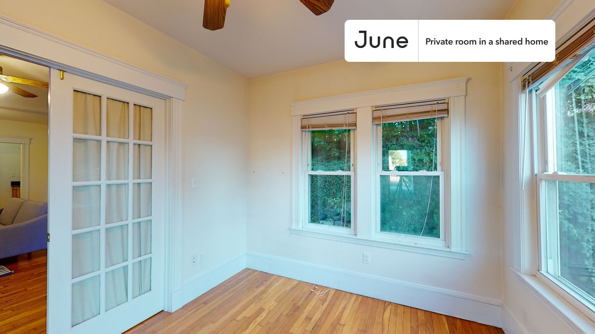 

Full bedroom in a 3 bedroom / 1 bathroom apartment!

Check out 3D tour now:  https://jnhm.es/89j

This  Full room in Brighton  is available on a flexible 1-18 month lease. Monthly rent rate is determined by furnishing preference, move-in date and move-out date. Speak to a June representative for recommendations on the best stay duration for the lowest rate, and learn more about this home on the June website:  https://jnhm.es/68a

Amenities of this home:   Dishwasher,    Furnished Common Areas,    Wi-Fi - Paid separately (High-Speed),    Guarantors Allowed,       32-inch Flat-Screen TV,       Laundry in home (free),    Hardwood Flooring,    Microwave,    Oven,    Refrigerator,   also, this unit is conveniently located, several local parks, restaurants and bars are just minutes away.

About June Homes: Welcome to the easiest rental experience of your life. Rent furnished or unfurnished apartments for 1 - 18 months, bypass hidden costs and broker fees and enjoy an easy move-in. As a resident, you’ll have access to 24/7 support and monthly cleanings of the home’s shared spaces. Sign up now to apply online for your next home with June: https://jnhm.es/sign-roomi

Interested? Kindly note that the minimum stay duration would be 31 days. 

Use this listing ID when speaking to June team:  #1237 A