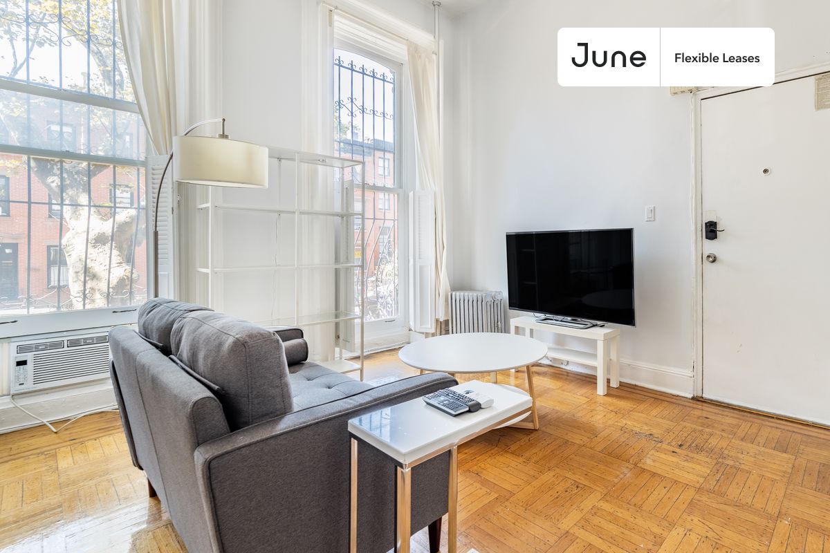 Limited time offer! Get $100 off your next rent with code SUMMER100. Mention it to our team!
Studio in Fort Greene on flexible lease terms.
Check out 3D tour now: https://jnhm.es/8a0
This studio is available on a 12 month lease or a flexible short term (31 to 364 days) lease. You pick your custom start and end date. Monthly rent rate is determined by furnishing preference, move-in date and move-out date. Speak to a June representative for recommendations on the best stay duration for the lowest rate, and learn more about this home on the June website: https://jnhm.es/6hs
Amenities of this home: Wi-Fi - Paid separately (High-Speed), Guarantors Allowed, 32-inch Flat-Screen TV, Couple-Friendly, Living area, Walk-in closet, Hardwood Flooring, Microwave, Oven, Refrigerator, also, this unit is conveniently located, several local parks, restaurants and bars are just minutes away.
About June Homes: Welcome to the easiest rental experience of your life. Rent furnished or unfurnished apartments on a 12 month lease or a flexible short term (31 to 364 days). As a resident, you’ll have access to 24/7 support and monthly cleanings of the home’s shared spaces. Sign up now to apply online for your next home with June: https://jnhm.es/sign-roomi
Brokers accepted. 5% commission on rent.
Interested? Use this listing ID when speaking to June team: #1427