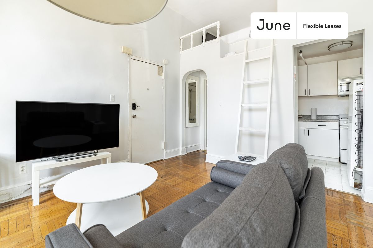 Limited time offer! Get $100 off your next rent with code SUMMER100. Mention it to our team!
Studio in Fort Greene on flexible lease terms.
Check out 3D tour now: https://jnhm.es/8a0
This studio is available on a 12 month lease or a flexible short term (31 to 364 days) lease. You pick your custom start and end date. Monthly rent rate is determined by furnishing preference, move-in date and move-out date. Speak to a June representative for recommendations on the best stay duration for the lowest rate, and learn more about this home on the June website: https://jnhm.es/6hs
Amenities of this home: Wi-Fi - Paid separately (High-Speed), Guarantors Allowed, 32-inch Flat-Screen TV, Couple-Friendly, Living area, Walk-in closet, Hardwood Flooring, Microwave, Oven, Refrigerator, also, this unit is conveniently located, several local parks, restaurants and bars are just minutes away.
About June Homes: Welcome to the easiest rental experience of your life. Rent furnished or unfurnished apartments on a 12 month lease or a flexible short term (31 to 364 days). As a resident, you’ll have access to 24/7 support and monthly cleanings of the home’s shared spaces. Sign up now to apply online for your next home with June: https://jnhm.es/sign-roomi
Brokers accepted. 5% commission on rent.
Interested? Use this listing ID when speaking to June team: #1427