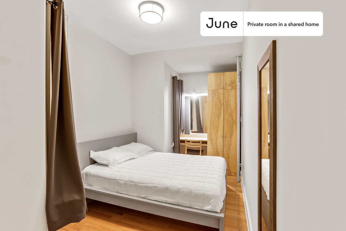 PLEASE NOTE: This is a private room in a shared apartment. You will have your own bedroom and shared common areas (kitchen, bathroom, etc.) with other residents.
Full bedroom in a 2 bedroom / 1 bathroom apartment!
Check out 3D tour now: https://jnhm.es/Yg
This Full room in Hell's Kitchen is available on a 12 month lease or a flexible short term (31 to 364 days) lease. You pick your custom start and end date. Monthly rent rate is determined by furnishing preference, move-in date and move-out date. Speak to a June representative for recommendations on the best stay duration for the lowest rate, and learn more about this home on the June website: https://jnhm.es/5Mc
Amenities of this home: Furnished Common Areas, Wi-Fi - Paid separately (High-Speed), Guarantors Allowed, Wall-Mounted TV, Hardwood Flooring, Microwave, Oven, Refrigerator, also, this unit is conveniently located, several local parks, restaurants and bars are just minutes away.
About June Homes: Welcome to the easiest rental experience of your life. Rent furnished or unfurnished apartments on a 12 month lease or a flexible short term (31 to 364 days). As a resident, you’ll have access to 24/7 support and monthly cleanings of the home’s shared spaces. Sign up now to apply online for your next home with June: https://jnhm.es/sign-roomi
Brokers welcome! Contact us for more details.
Interested? Use this listing ID when speaking to June team: #798 A