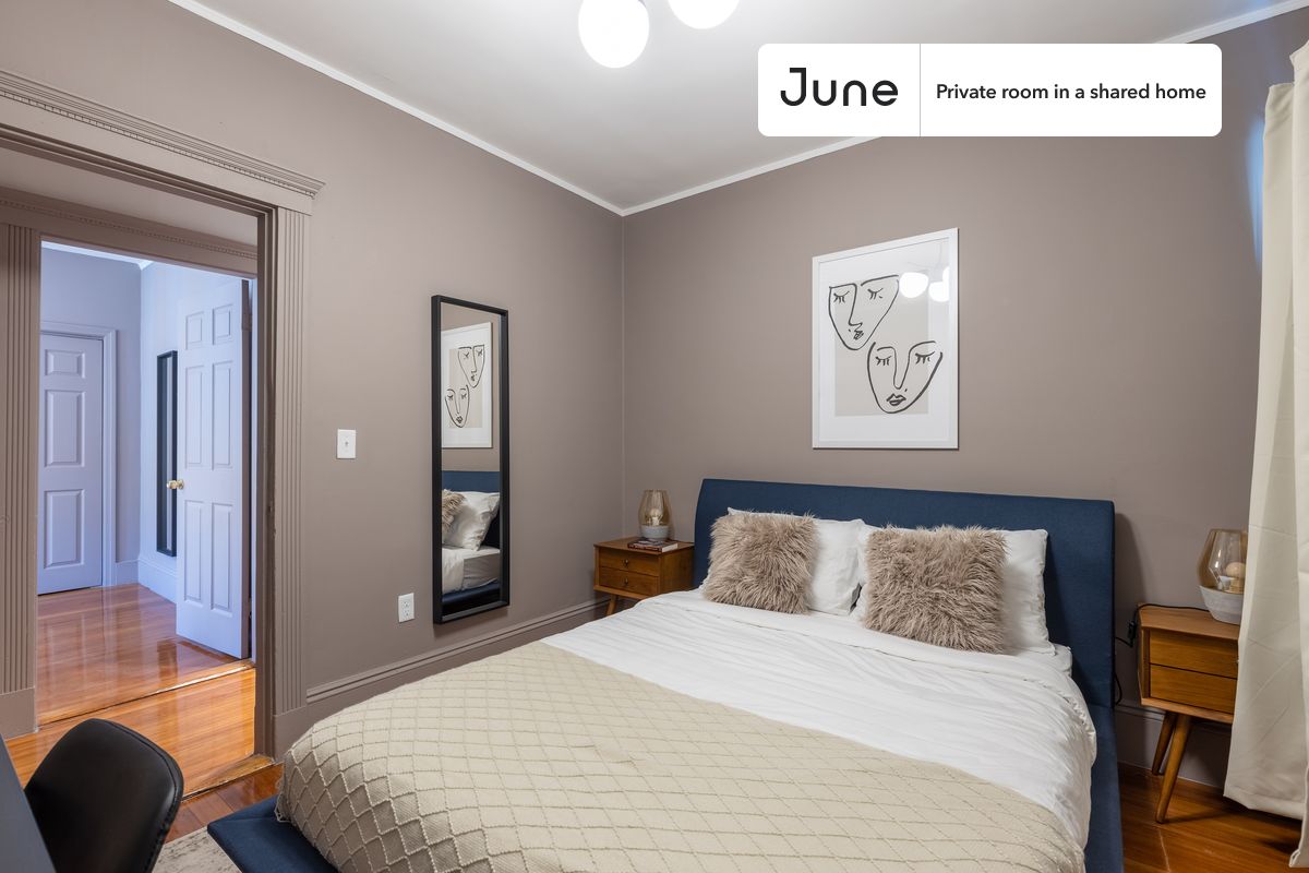 PLEASE NOTE: This is a private room in a shared apartment. You will have your own bedroom and shared common areas (kitchen, bathroom, etc.) with other residents.
Queen bedroom in a 3 bedroom / 1 bathroom apartment!
Check out 3D tour now: https://jnhm.es/Qx
This Queen room in Savin Hill is available on a 12 month lease or a flexible short term (31 to 364 days) lease. You pick your custom start and end date. Monthly rent rate is determined by furnishing preference, move-in date and move-out date. Speak to a June representative for recommendations on the best stay duration for the lowest rate, and learn more about this home on the June website: https://jnhm.es/Jl
Amenities of this home: Dishwasher, Patio, Furnished Common Areas, Wi-Fi - Paid separately (High-Speed), Outdoor space, Guarantors Allowed, 32-inch Flat-Screen TV, Dine in kitchen, Paid parking, Laundry in home (free), Smart lock, Hardwood Flooring, Microwave, Oven, Refrigerator, also, this unit is conveniently located, several local parks, restaurants and bars are just minutes away.
About June Homes: Welcome to the easiest rental experience of your life. Rent furnished or unfurnished apartments on a 12 month lease or a flexible short term (31 to 364 days). As a resident, you’ll have access to 24/7 support and monthly cleanings of the home’s shared spaces. Sign up now to apply online for your next home with June: https://jnhm.es/sign-roomi
Brokers welcome! Contact us for more details.
Interested? Kindly note that the minimum stay duration would be 31 days.
Use this listing ID when speaking to June team: #327 A