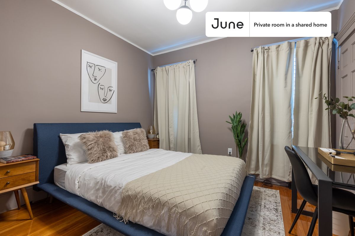 PLEASE NOTE: This is a private room in a shared apartment. You will have your own bedroom and shared common areas (kitchen, bathroom, etc.) with other residents.
Queen bedroom in a 3 bedroom / 1 bathroom apartment!
Check out 3D tour now: https://jnhm.es/Qx
This Queen room in Savin Hill is available on a 12 month lease or a flexible short term (31 to 364 days) lease. You pick your custom start and end date. Monthly rent rate is determined by furnishing preference, move-in date and move-out date. Speak to a June representative for recommendations on the best stay duration for the lowest rate, and learn more about this home on the June website: https://jnhm.es/Jl
Amenities of this home: Dishwasher, Patio, Furnished Common Areas, Wi-Fi - Paid separately (High-Speed), Outdoor space, Guarantors Allowed, 32-inch Flat-Screen TV, Dine in kitchen, Paid parking, Laundry in home (free), Smart lock, Hardwood Flooring, Microwave, Oven, Refrigerator, also, this unit is conveniently located, several local parks, restaurants and bars are just minutes away.
About June Homes: Welcome to the easiest rental experience of your life. Rent furnished or unfurnished apartments on a 12 month lease or a flexible short term (31 to 364 days). As a resident, you’ll have access to 24/7 support and monthly cleanings of the home’s shared spaces. Sign up now to apply online for your next home with June: https://jnhm.es/sign-roomi
Brokers welcome! Contact us for more details.
Interested? Kindly note that the minimum stay duration would be 31 days.
Use this listing ID when speaking to June team: #327 A