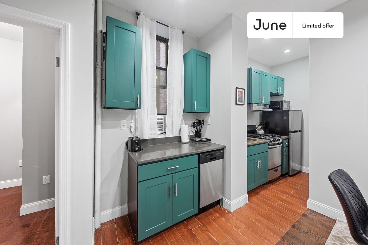 Full bedroom in a 4 bedroom / 1.5 bathroom apartment!
Check out 3D tour now: https://jnhm.es/Um
This Full room in Hamilton Heights is available on a flexible 1-18 month lease. Monthly rent rate is determined by furnishing preference, move-in date and move-out date. Speak to a June representative for recommendations on the best stay duration for the lowest rate, and learn more about this home on the June website: https://jnhm.es/5Dg
Amenities of this home: Dishwasher, Furnished Common Areas, Wi-Fi - Paid separately (High-Speed), Guarantors Allowed, Laundry in home (free), Wall-Mounted TV, Hardwood Flooring, Microwave, Oven, Refrigerator, also, this unit is conveniently located, several local parks, restaurants and bars are just minutes away.
About June Homes: Welcome to the easiest rental experience of your life. Rent furnished or unfurnished apartments for 1 - 18 months, bypass hidden costs and broker fees and enjoy an easy move-in. As a resident, you’ll have access to 24/7 support and monthly cleanings of the home’s shared spaces. Sign up now to apply online for your next home with June: https://jnhm.es/sign-roomi
Interested? Use this listing ID when speaking to June team: #596 C