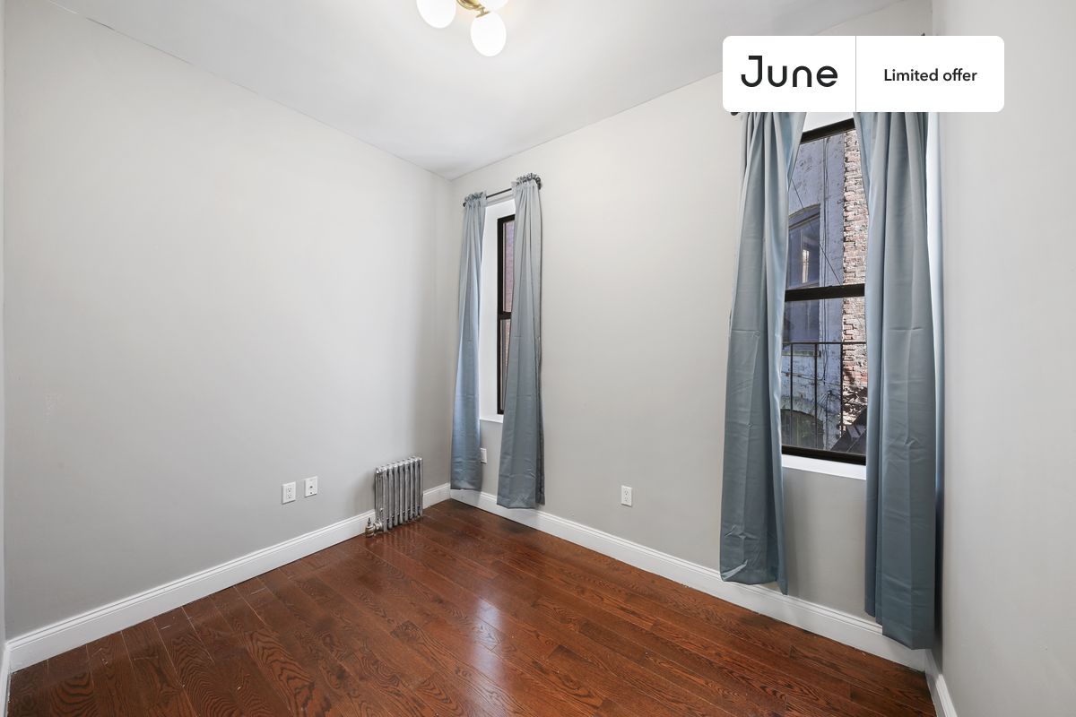 Full bedroom in a 4 bedroom / 1.5 bathroom apartment!
Check out 3D tour now: https://jnhm.es/Um
This Full room in Hamilton Heights is available on a flexible 1-18 month lease. Monthly rent rate is determined by furnishing preference, move-in date and move-out date. Speak to a June representative for recommendations on the best stay duration for the lowest rate, and learn more about this home on the June website: https://jnhm.es/5Dg
Amenities of this home: Dishwasher, Furnished Common Areas, Wi-Fi - Paid separately (High-Speed), Guarantors Allowed, Laundry in home (free), Wall-Mounted TV, Hardwood Flooring, Microwave, Oven, Refrigerator, also, this unit is conveniently located, several local parks, restaurants and bars are just minutes away.
About June Homes: Welcome to the easiest rental experience of your life. Rent furnished or unfurnished apartments for 1 - 18 months, bypass hidden costs and broker fees and enjoy an easy move-in. As a resident, you’ll have access to 24/7 support and monthly cleanings of the home’s shared spaces. Sign up now to apply online for your next home with June: https://jnhm.es/sign-roomi
Interested? Use this listing ID when speaking to June team: #596 C