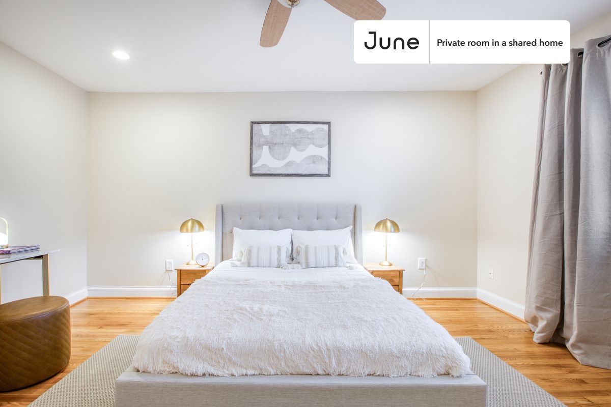 

PLEASE NOTE: This is a private room in a shared apartment. You will have your own bedroom and shared common areas (kitchen, bathroom, etc.) with other residents.

Queen bedroom in a 3 bedroom / 2 bathroom apartment!

Check out 3D tour now:  https://jnhm.es/Qc

This  Queen room in Capitol Hill  is available on a 12 month lease or a flexible short term (31 to 364 days) lease. You pick your custom start and end date. Monthly rent rate is determined by furnishing preference, move-in date and move-out date. Speak to a June representative for recommendations on the best stay duration for the lowest rate, and learn more about this home on the June website:  https://jnhm.es/G8

Amenities of this home:   Dishwasher,    Patio,    Furnished Common Areas,    Wi-Fi - Paid separately (High-Speed),    Outdoor space,    Guarantors Allowed,       32-inch Flat-Screen TV,    Dining area,       Central AC (Common space),    Laundry in home (free),    Hardwood Flooring,    Microwave,    Oven,    Refrigerator,   also, this unit is conveniently located, several local parks, restaurants and bars are just minutes away.

About June Homes: Welcome to the easiest rental experience of your life. Rent furnished or unfurnished apartments on a 12 month lease or a flexible short term (31 to 364 days). As a resident, you’ll have access to 24/7 support and monthly cleanings of the home’s shared spaces. Sign up now to apply online for your next home with June: https://jnhm.es/sign-roomi

Brokers welcome! Contact us for more details.

Interested? Kindly note that the minimum stay duration would be 31 days. 

Use this listing ID when speaking to June team:  #271 A