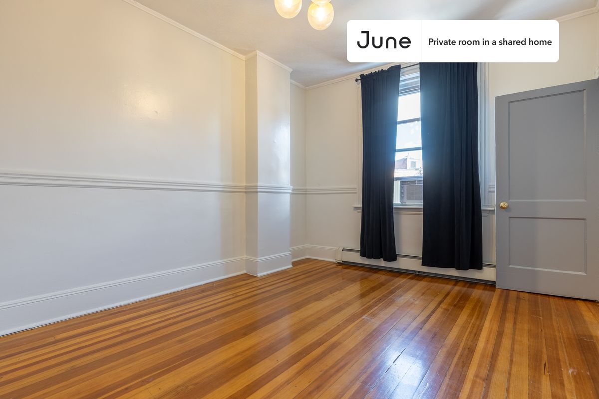

PLEASE NOTE: This is a private room in a shared apartment. You will have your own bedroom and shared common areas (kitchen, bathroom, etc.) with other residents.

Full bedroom in a 3 bedroom / 1 bathroom apartment!

Check out 3D tour now:  https://jnhm.es/5J

This  Full room in North End  is available on a 12 month lease or a flexible short term (31 to 364 days) lease. You pick your custom start and end date. Monthly rent rate is determined by furnishing preference, move-in date and move-out date. Speak to a June representative for recommendations on the best stay duration for the lowest rate, and learn more about this home on the June website:  https://jnhm.es/LL

Amenities of this home:   Furnished Common Areas,    Wi-Fi - Paid separately (High-Speed),    Guarantors Allowed,       32-inch Flat-Screen TV,       Street parking - City permit required,    Laundry - Paid separately (in building),    Smart lock,    Living area,    Hardwood Flooring,    Microwave,    Oven,    Refrigerator,   also, this unit is conveniently located, several local parks, restaurants and bars are just minutes away.

About June Homes: Welcome to the easiest rental experience of your life. Rent furnished or unfurnished apartments on a 12 month lease or a flexible short term (31 to 364 days). As a resident, you’ll have access to 24/7 support and monthly cleanings of the home’s shared spaces. Sign up now to apply online for your next home with June: https://jnhm.es/sign-roomi

Brokers welcome! Contact us for more details.

Interested? Kindly note that the minimum stay duration would be 31 days. 

Use this listing ID when speaking to June team:  #369 C