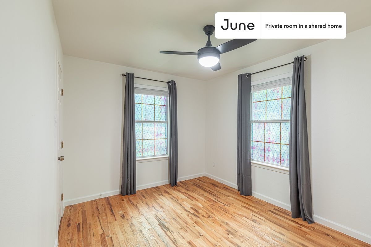

PLEASE NOTE: This is a private room in a shared apartment. You will have your own bedroom and shared common areas (kitchen, bathroom, etc.) with other residents.

Full bedroom in a 4 bedroom / 2 bathroom apartment!

Check out 3D tour now:  https://jnhm.es/84w

This  Full room in Highland  is available on a 12 month lease or a flexible short term (31 to 364 days) lease. You pick your custom start and end date. Monthly rent rate is determined by furnishing preference, move-in date and move-out date. Speak to a June representative for recommendations on the best stay duration for the lowest rate, and learn more about this home on the June website:  https://jnhm.es/67y

Amenities of this home:   Dishwasher,    Furnished Common Areas,    Wi-Fi - Paid separately (High-Speed),    Guarantors Allowed,       32-inch Flat-Screen TV,    Central AC (Common space),    Laundry in home (free),    Hardwood Flooring,    Microwave,    Oven,    Refrigerator,   also, this unit is conveniently located, several local parks, restaurants and bars are just minutes away.

About June Homes: Welcome to the easiest rental experience of your life. Rent furnished or unfurnished apartments on a 12 month lease or a flexible short term (31 to 364 days). As a resident, you’ll have access to 24/7 support and monthly cleanings of the home’s shared spaces. Sign up now to apply online for your next home with June: https://jnhm.es/sign-roomi

Brokers welcome! Contact us for more details.

Interested? Use this listing ID when speaking to June team:  #1229 C