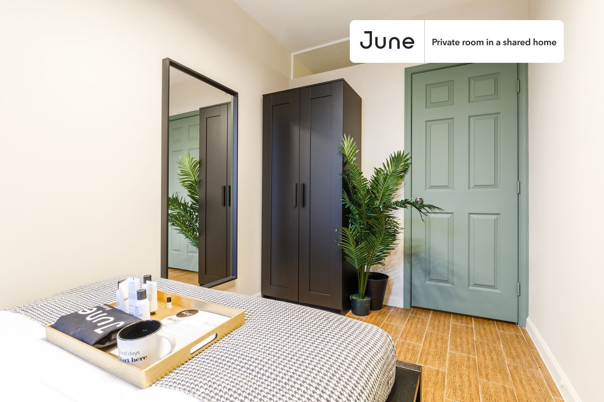 PLEASE NOTE: This is a private room in a shared apartment. You will have your own bedroom and shared common areas (kitchen, bathroom, etc.) with other residents.
Full bedroom in a 3 bedroom / 1 bathroom apartment!
Check out 3D tour now: https://jnhm.es/RS
This Full room in Chinatown is available on a 12 month lease or a flexible short term (31 to 364 days) lease. You pick your custom start and end date. Monthly rent rate is determined by furnishing preference, move-in date and move-out date. Speak to a June representative for recommendations on the best stay duration for the lowest rate, and learn more about this home on the June website: https://jnhm.es/FJ
Amenities of this home: Furnished Common Areas, Wi-Fi - Paid separately (High-Speed), Guarantors Allowed, 32-inch Flat-Screen TV, Laundry - Paid separately (in building), Hardwood Flooring, Microwave, Oven, Refrigerator, also, this unit is conveniently located, several local parks, restaurants and bars are just minutes away.
About June Homes: Welcome to the easiest rental experience of your life. Rent furnished or unfurnished apartments on a 12 month lease or a flexible short term (31 to 364 days). As a resident, you’ll have access to 24/7 support and monthly cleanings of the home’s shared spaces. Sign up now to apply online for your next home with June: https://jnhm.es/sign-roomi
Brokers welcome! Contact us for more details.
Interested? Use this listing ID when speaking to June team: #263 A