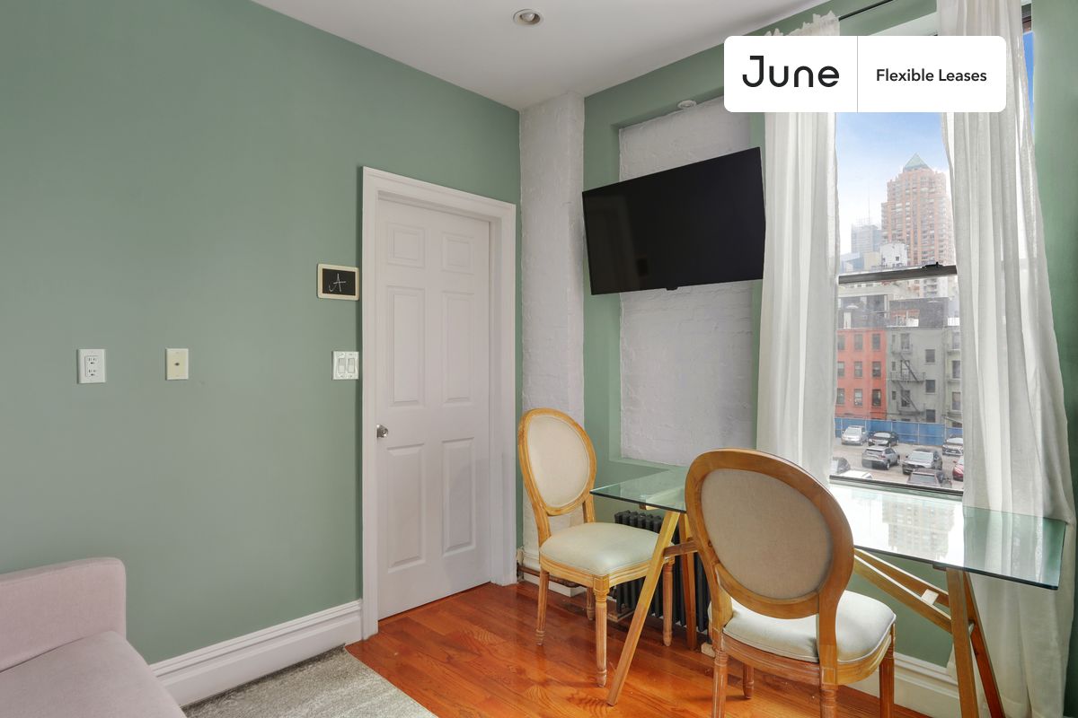 2 bedroom in Columbus Circle on flexible lease terms.
Check out 3D tour now: https://jnhm.es/Wk
This 2 bedrooms, 1 bath apartment on the Columbus Circle is available on a flexible 1-18 month lease. Monthly rent rate is determined by furnishing preference, move-in date and move-out date. Speak to a June representative for recommendations on the best stay duration for the lowest rate, and learn more about this home on the June website:
Amenities of this home: Dishwasher, Furnished Common Areas, Wi-Fi - Paid separately (High-Speed), Guarantors Allowed, Window AC (Common space), Laundry in home (free), Wall-Mounted TV, Hardwood Flooring, Microwave, Oven, Refrigerator, also, this unit is conveniently located, several local parks, restaurants and bars are just minutes away.
About June Homes: Welcome to the easiest rental experience of your life. Rent furnished or unfurnished apartments for 1 - 18 months, bypass hidden costs and broker fees and enjoy an easy move-in. As a resident, you’ll have access to 24/7 support and monthly cleanings of the home’s shared spaces. Sign up now to apply online for your next home with June: https://jnhm.es/sign-roomi
Use this listing ID when speaking to June team: #736