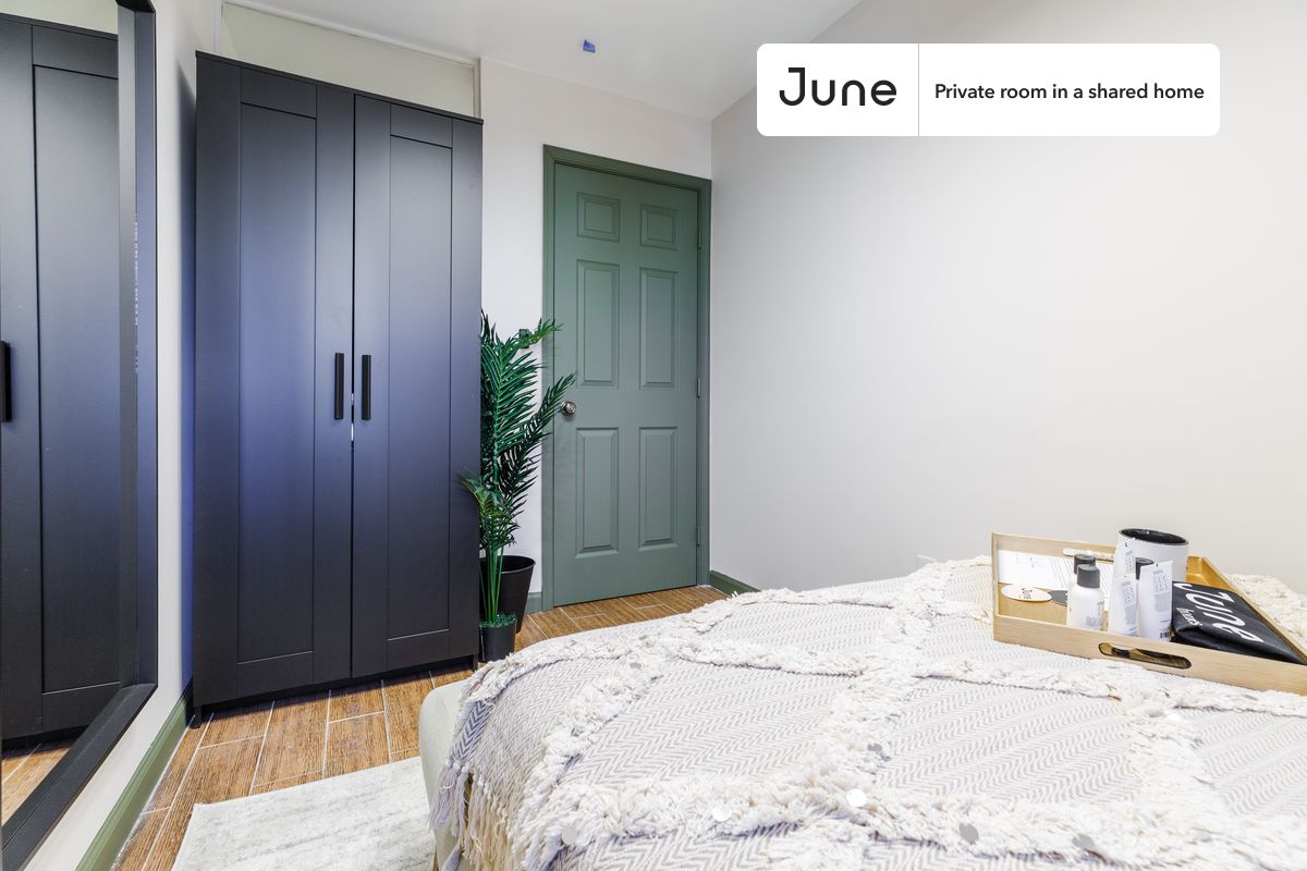 PLEASE NOTE: This is a private room in a shared apartment. You will have your own bedroom and shared common areas (kitchen, bathroom, etc.) with other residents.
Full bedroom in a 3 bedroom / 1 bathroom apartment!
Check out 3D tour now: https://jnhm.es/Se
This Full room in Chinatown is available on a 12 month lease or a flexible short term (31 to 364 days) lease. You pick your custom start and end date. Monthly rent rate is determined by furnishing preference, move-in date and move-out date. Speak to a June representative for recommendations on the best stay duration for the lowest rate, and learn more about this home on the June website: https://jnhm.es/FM
Amenities of this home: Furnished Common Areas, Wi-Fi - Paid separately (High-Speed), Guarantors Allowed, 32-inch Flat-Screen TV, Laundry - Paid separately (in building), Hardwood Flooring, Microwave, Oven, Refrigerator, also, this unit is conveniently located, several local parks, restaurants and bars are just minutes away.
About June Homes: Welcome to the easiest rental experience of your life. Rent furnished or unfurnished apartments on a 12 month lease or a flexible short term (31 to 364 days). As a resident, you’ll have access to 24/7 support and monthly cleanings of the home’s shared spaces. Sign up now to apply online for your next home with June: https://jnhm.es/sign-roomi
Brokers welcome! Contact us for more details.
Interested? Use this listing ID when speaking to June team: #265 A