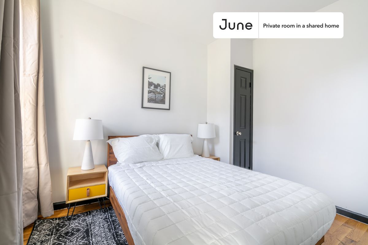 Full bedroom in a 3 bedroom / 2 bathroom apartment!
Check out 3D tour now: https://jnhm.es/86u
This Full room in Upper West Side is available on a flexible 1-18 month lease. Monthly rent rate is determined by furnishing preference, move-in date and move-out date. Speak to a June representative for recommendations on the best stay duration for the lowest rate, and learn more about this home on the June website: https://jnhm.es/6bL
Amenities of this home: Furnished Common Areas, Wi-Fi - Paid separately (High-Speed), Guarantors Allowed, Laundry in home (free), Wall-Mounted TV, Hardwood Flooring, Microwave, Oven, Refrigerator, also, this unit is conveniently located, several local parks, restaurants and bars are just minutes away.
About June Homes: Welcome to the easiest rental experience of your life. Rent furnished or unfurnished apartments for 1 - 18 months, bypass hidden costs and broker fees and enjoy an easy move-in. As a resident, you’ll have access to 24/7 support and monthly cleanings of the home’s shared spaces. Sign up now to apply online for your next home with June: https://jnhm.es/sign-roomi
Interested? Use this listing ID when speaking to June team: #1308 A