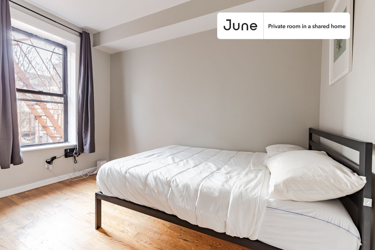 

PLEASE NOTE: This is a private room in a shared apartment. You will have your own bedroom and shared common areas (kitchen, bathroom, etc.) with other residents.

Full bedroom in a 4 bedroom / 2 bathroom apartment!

Check out 3D tour now:  https://jnhm.es/8dm

This  Full room in Prospect Lefferts Gardens  is available on a 12 month lease or a flexible short term (31 to 364 days) lease. You pick your custom start and end date. Monthly rent rate is determined by furnishing preference, move-in date and move-out date. Speak to a June representative for recommendations on the best stay duration for the lowest rate, and learn more about this home on the June website:  https://jnhm.es/6nm

Amenities of this home:   Dishwasher,    Furnished Common Areas,    Wi-Fi - Paid separately (High-Speed),    Guarantors Allowed,       Dining area,    Dine in kitchen,    Street parking - City permit required,       Laundry in building (free),    Shared Home Office,    Hardwood Flooring,    Microwave,    Oven,    Refrigerator,   also, this unit is conveniently located, several local parks, restaurants and bars are just minutes away.

About June Homes: Welcome to the easiest rental experience of your life. Rent furnished or unfurnished apartments on a 12 month lease or a flexible short term (31 to 364 days). As a resident, you’ll have access to 24/7 support and monthly cleanings of the home’s shared spaces. Sign up now to apply online for your next home with June: https://jnhm.es/sign-roomi

Brokers welcome! Contact us for more details.

Interested? Use this listing ID when speaking to June team:  #1571 D