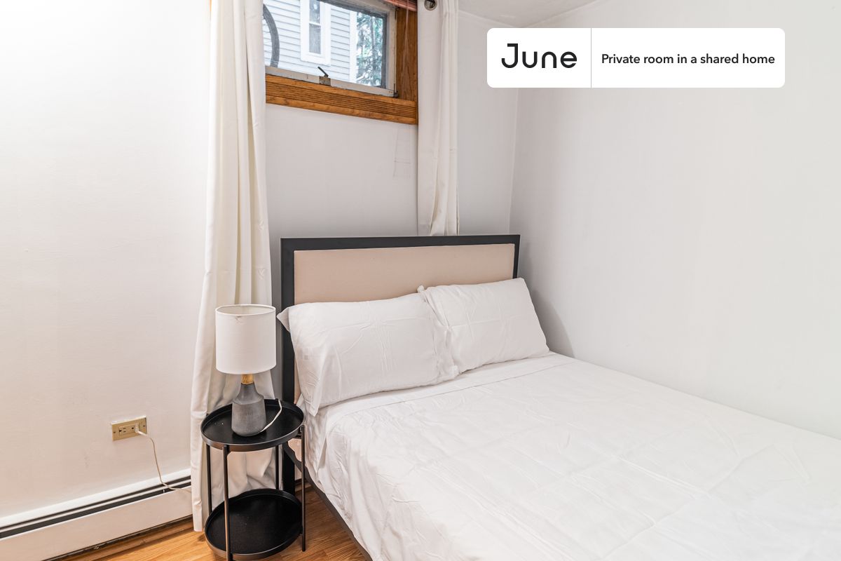 

PLEASE NOTE: This is a private room in a shared apartment. You will have your own bedroom and shared common areas (kitchen, bathroom, etc.) with other residents.

Full bedroom in a 5 bedroom / 2 bathroom apartment!

Check out 3D tour now:  https://jnhm.es/88r

This  Full room in Central Square (Cambridge)  is available on a 12 month lease or a flexible short term (31 to 364 days) lease. You pick your custom start and end date. Monthly rent rate is determined by furnishing preference, move-in date and move-out date. Speak to a June representative for recommendations on the best stay duration for the lowest rate, and learn more about this home on the June website:  https://jnhm.es/6j4

Amenities of this home:   Dishwasher,    Furnished Common Areas,    Wi-Fi - Paid separately (High-Speed),    Outdoor space,    Guarantors Allowed,       32-inch Flat-Screen TV,    Dining area,       Street parking - City permit required,    Laundry in home (free),    Living area,    Hardwood Flooring,    Microwave,    Oven,    Refrigerator,   also, this unit is conveniently located, several local parks, restaurants and bars are just minutes away.

About June Homes: Welcome to the easiest rental experience of your life. Rent furnished or unfurnished apartments on a 12 month lease or a flexible short term (31 to 364 days). As a resident, you’ll have access to 24/7 support and monthly cleanings of the home’s shared spaces. Sign up now to apply online for your next home with June: https://jnhm.es/sign-roomi

Brokers welcome! Contact us for more details.

Interested? Kindly note that the minimum stay duration would be 31 days. 

Use this listing ID when speaking to June team:  #1474 E